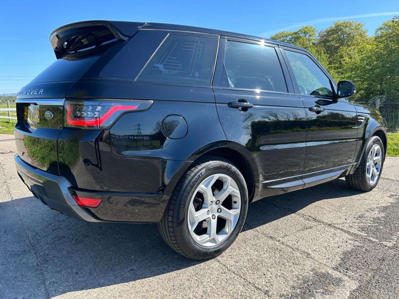 A 2018 LAND ROVER RANGE ROVER SPORT 2.0 SD4 HSE SUV 5dr Diesel Auto 4WD Euro 6 (s/s) (240 ps) A 2018 LAND ROVER RANGE ROVER SPORT 2.0 SD4 HSE SUV 5dr Diesel Auto 4WD Euro 6 (s/s) (240 ps)