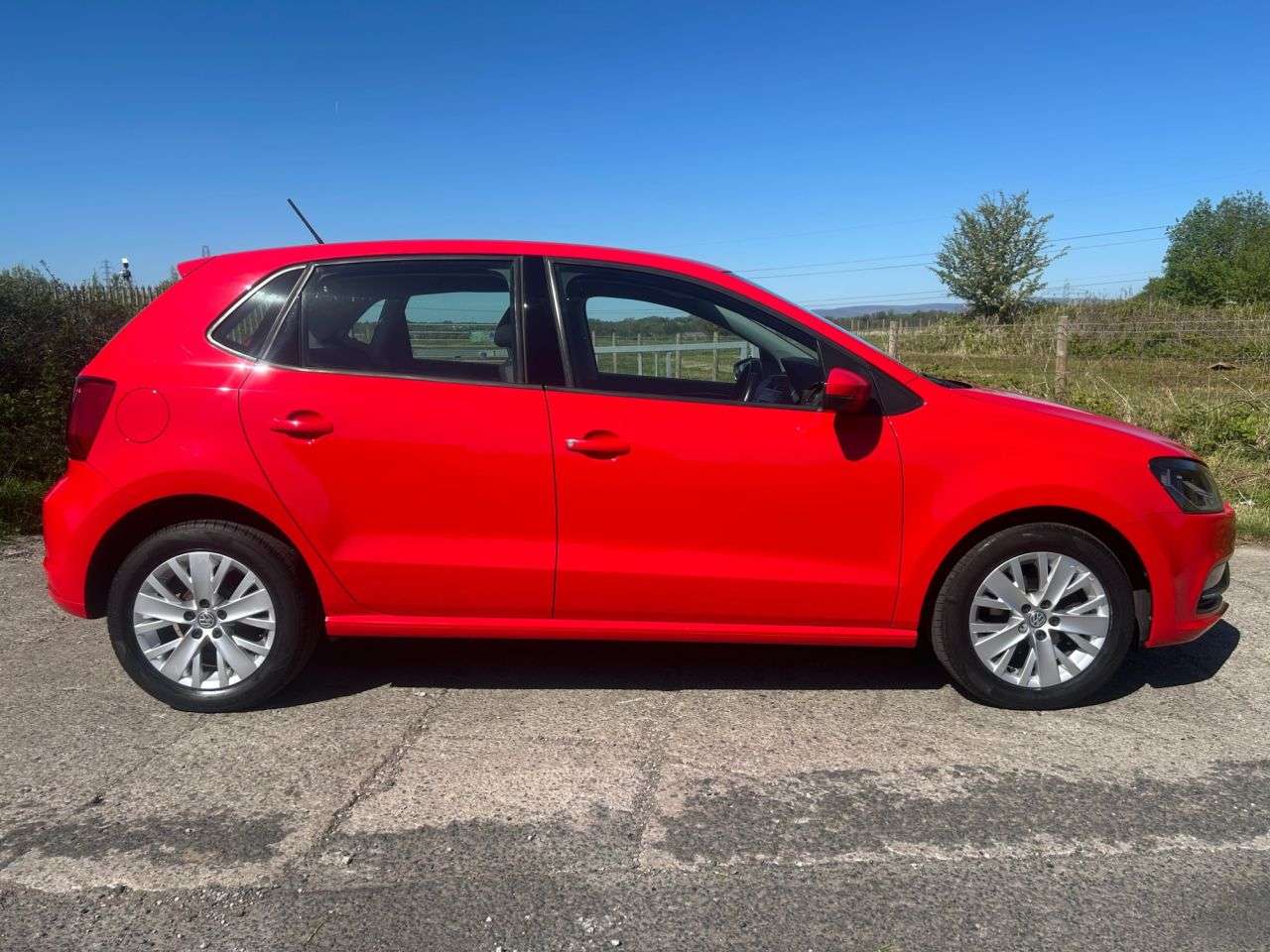 A 2015 VOLKSWAGEN POLO 1.0 BlueMotion Tech SE Hatchback 5dr Petrol Manual Euro 6 (s/s) (60 ps) A 2015 VOLKSWAGEN POLO 1.0 BlueMotion Tech SE Hatchback 5dr Petrol Manual Euro 6 (s/s) (60 ps)