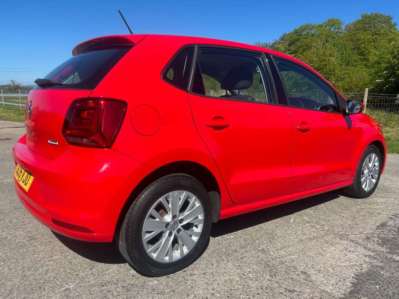 A 2015 VOLKSWAGEN POLO 1.0 BlueMotion Tech SE Hatchback 5dr Petrol Manual Euro 6 (s/s) (60 ps) A 2015 VOLKSWAGEN POLO 1.0 BlueMotion Tech SE Hatchback 5dr Petrol Manual Euro 6 (s/s) (60 ps)