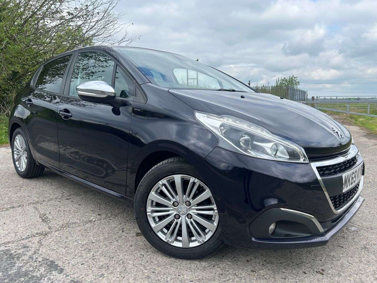 A 2019 PEUGEOT 208 1.2 PureTech Signature Hatchback 5dr Petrol Manual Euro 6 (s/s) (82 ps) A 2019 PEUGEOT 208 1.2 PureTech Signature Hatchback 5dr Petrol Manual Euro 6 (s/s) (82 ps)