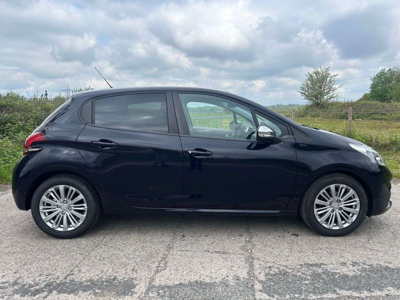 A 2019 PEUGEOT 208 1.2 PureTech Signature Hatchback 5dr Petrol Manual Euro 6 (s/s) (82 ps) A 2019 PEUGEOT 208 1.2 PureTech Signature Hatchback 5dr Petrol Manual Euro 6 (s/s) (82 ps)