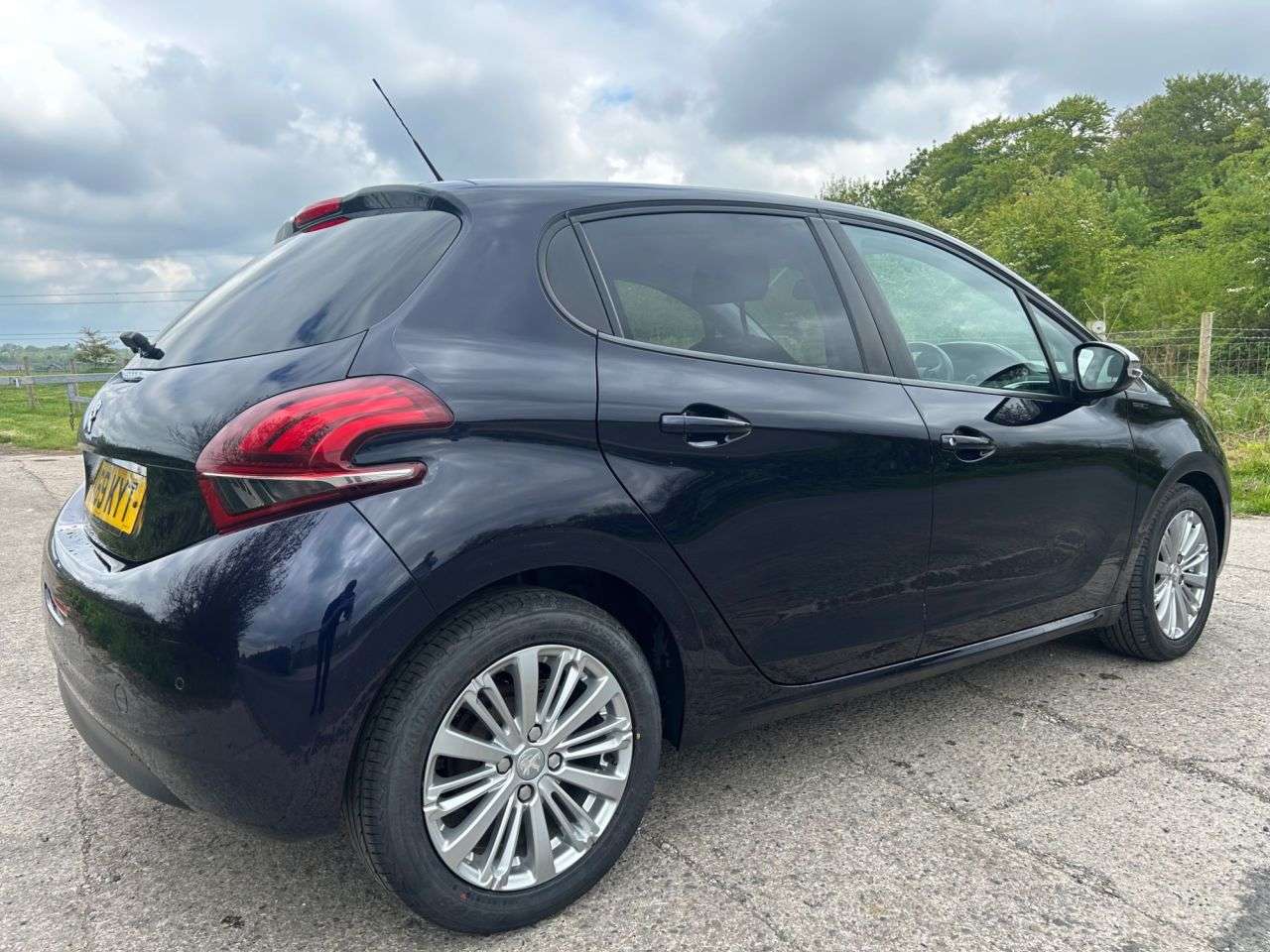 A 2019 PEUGEOT 208 1.2 PureTech Signature Hatchback 5dr Petrol Manual Euro 6 (s/s) (82 ps) A 2019 PEUGEOT 208 1.2 PureTech Signature Hatchback 5dr Petrol Manual Euro 6 (s/s) (82 ps)