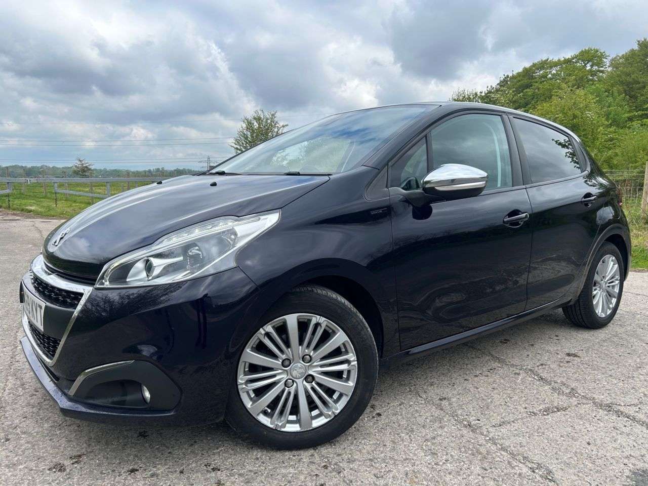A 2019 PEUGEOT 208 1.2 PureTech Signature Hatchback 5dr Petrol Manual Euro 6 (s/s) (82 ps) A 2019 PEUGEOT 208 1.2 PureTech Signature Hatchback 5dr Petrol Manual Euro 6 (s/s) (82 ps)