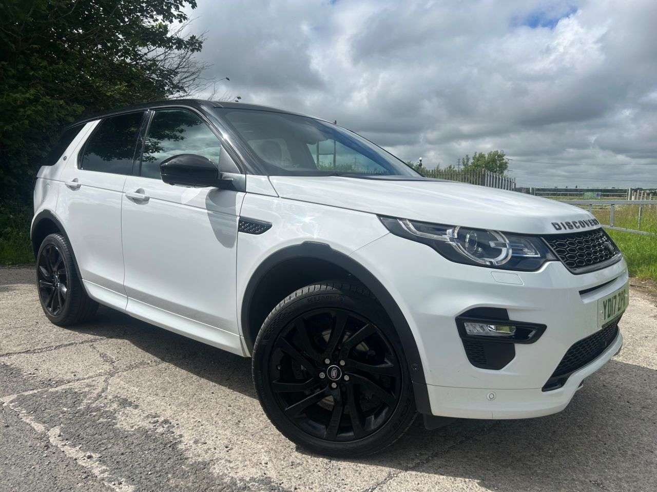 A 2017 LAND ROVER DISCOVERY SPORT 2.0 TD4 HSE Dynamic Lux SUV 5dr Diesel Auto 4WD Euro 6 (s/s) (180 ps) A 2017 LAND ROVER DISCOVERY SPORT 2.0 TD4 HSE Dynamic Lux SUV 5dr Diesel Auto 4WD Euro 6 (s/s) (180 ps)