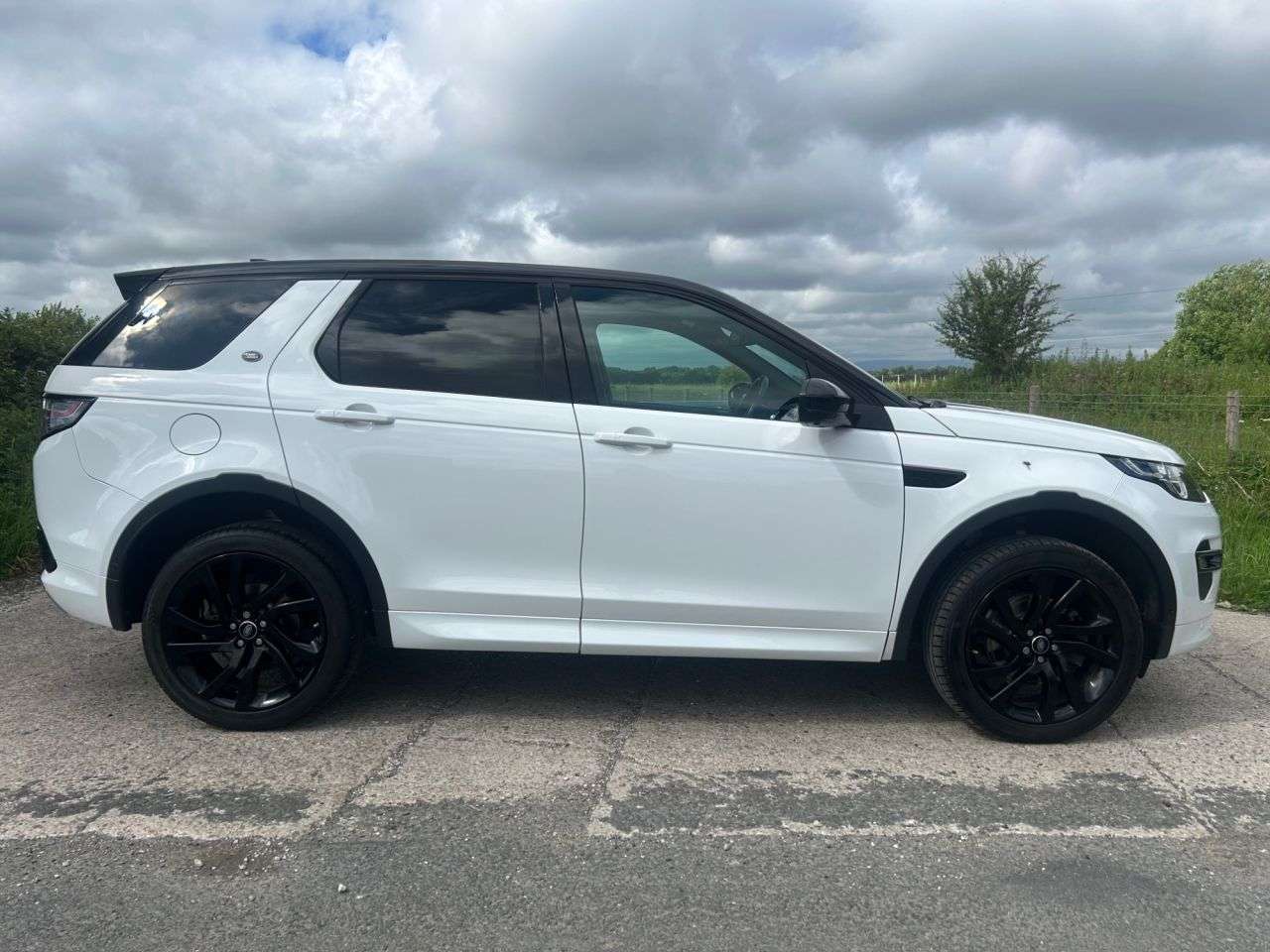 A 2017 LAND ROVER DISCOVERY SPORT 2.0 TD4 HSE Dynamic Lux SUV 5dr Diesel Auto 4WD Euro 6 (s/s) (180 ps) A 2017 LAND ROVER DISCOVERY SPORT 2.0 TD4 HSE Dynamic Lux SUV 5dr Diesel Auto 4WD Euro 6 (s/s) (180 ps)