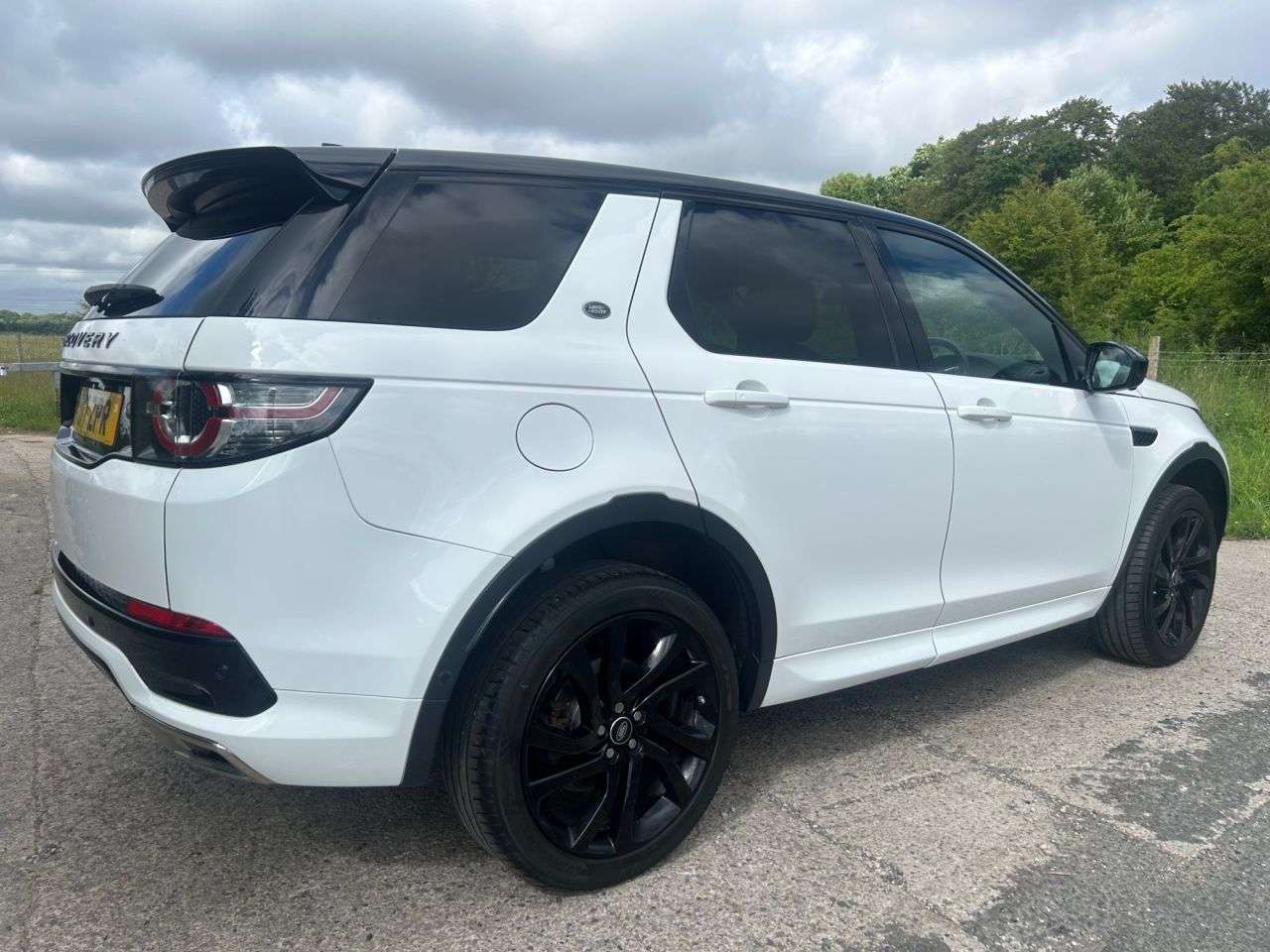 A 2017 LAND ROVER DISCOVERY SPORT 2.0 TD4 HSE Dynamic Lux SUV 5dr Diesel Auto 4WD Euro 6 (s/s) (180 ps) A 2017 LAND ROVER DISCOVERY SPORT 2.0 TD4 HSE Dynamic Lux SUV 5dr Diesel Auto 4WD Euro 6 (s/s) (180 ps)