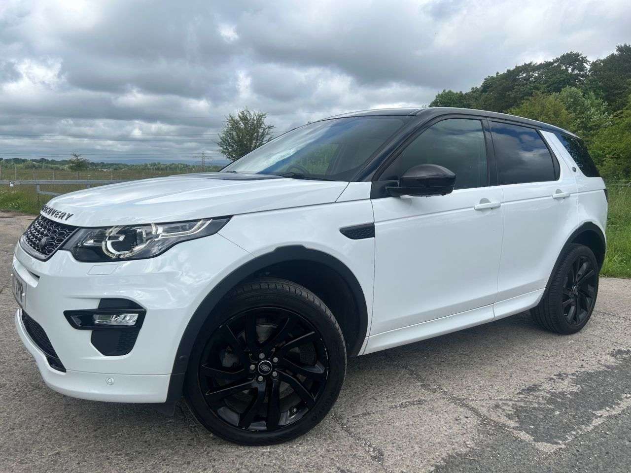 A 2017 LAND ROVER DISCOVERY SPORT 2.0 TD4 HSE Dynamic Lux SUV 5dr Diesel Auto 4WD Euro 6 (s/s) (180 ps) A 2017 LAND ROVER DISCOVERY SPORT 2.0 TD4 HSE Dynamic Lux SUV 5dr Diesel Auto 4WD Euro 6 (s/s) (180 ps)