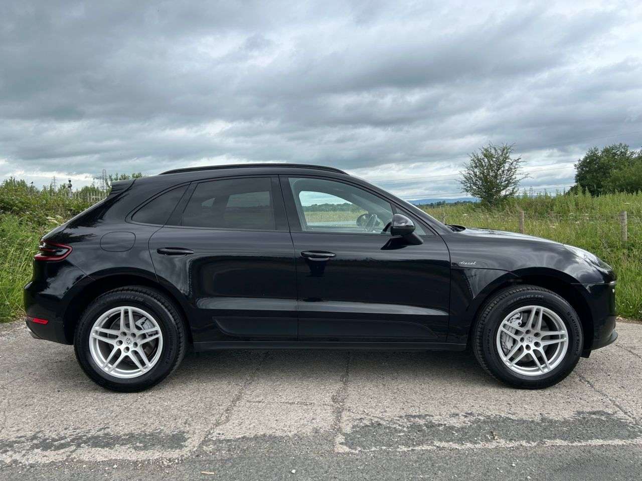 A 2015 PORSCHE MACAN 3.0 TD V6 S SUV 5dr Diesel PDK 4WD Euro 6 (s/s) (258 ps) POWERED TAILGATE + A 2015 PORSCHE MACAN 3.0 TD V6 S SUV 5dr Diesel PDK 4WD Euro 6 (s/s) (258 ps) POWERED TAILGATE +
