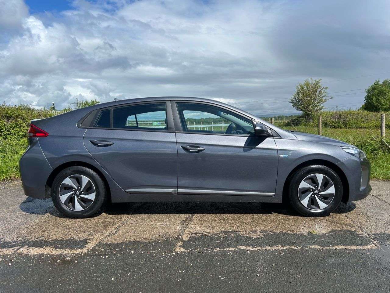 A 2018 HYUNDAI IONIQ 1.6 h-GDi GPF SE Hatchback 5dr Petrol Hybrid DCT Euro 6 (s/s) (141 ps) A 2018 HYUNDAI IONIQ 1.6 h-GDi GPF SE Hatchback 5dr Petrol Hybrid DCT Euro 6 (s/s) (141 ps)