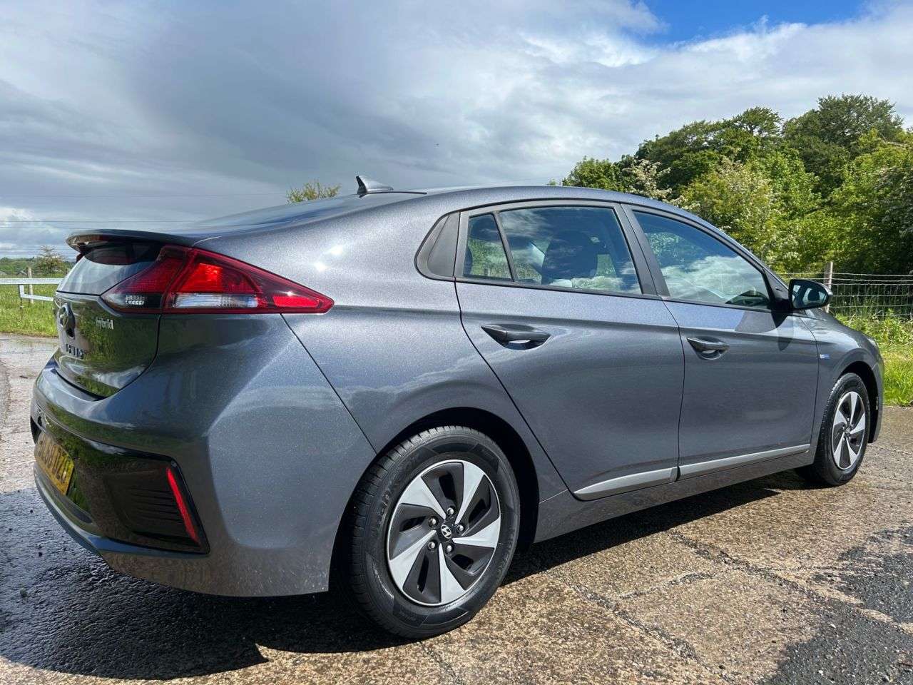 A 2018 HYUNDAI IONIQ 1.6 h-GDi GPF SE Hatchback 5dr Petrol Hybrid DCT Euro 6 (s/s) (141 ps) A 2018 HYUNDAI IONIQ 1.6 h-GDi GPF SE Hatchback 5dr Petrol Hybrid DCT Euro 6 (s/s) (141 ps)