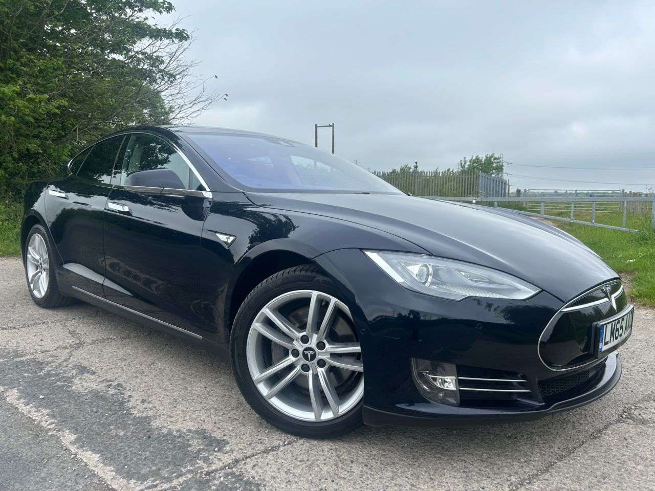 A 2015 TESLA MODEL S 85D (Dual Motor) Hatchback 5dr Electric Auto 4WD (422 bhp) A 2015 TESLA MODEL S 85D (Dual Motor) Hatchback 5dr Electric Auto 4WD (422 bhp)