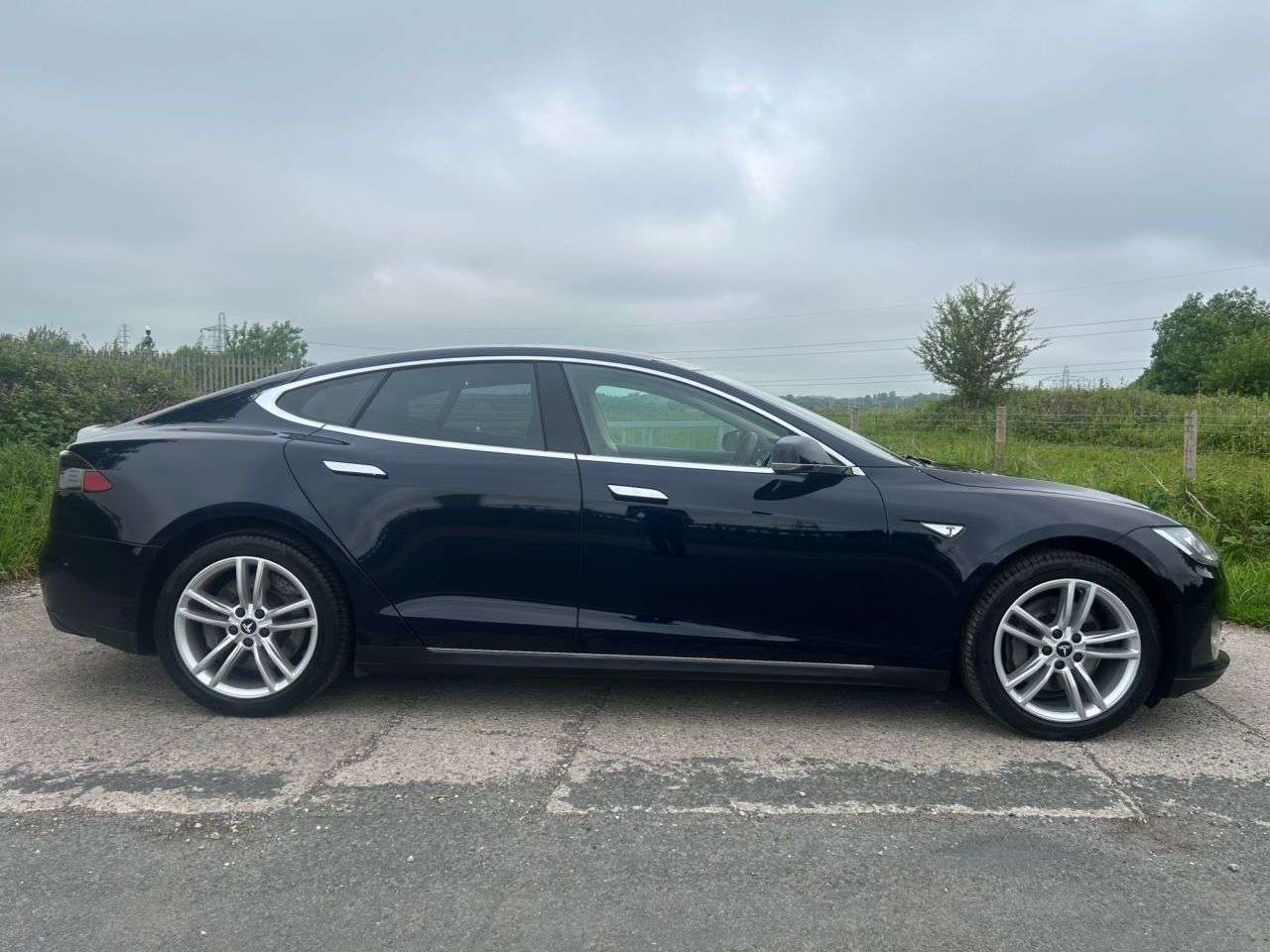 A 2015 TESLA MODEL S 85D (Dual Motor) Hatchback 5dr Electric Auto 4WD (422 bhp) A 2015 TESLA MODEL S 85D (Dual Motor) Hatchback 5dr Electric Auto 4WD (422 bhp)