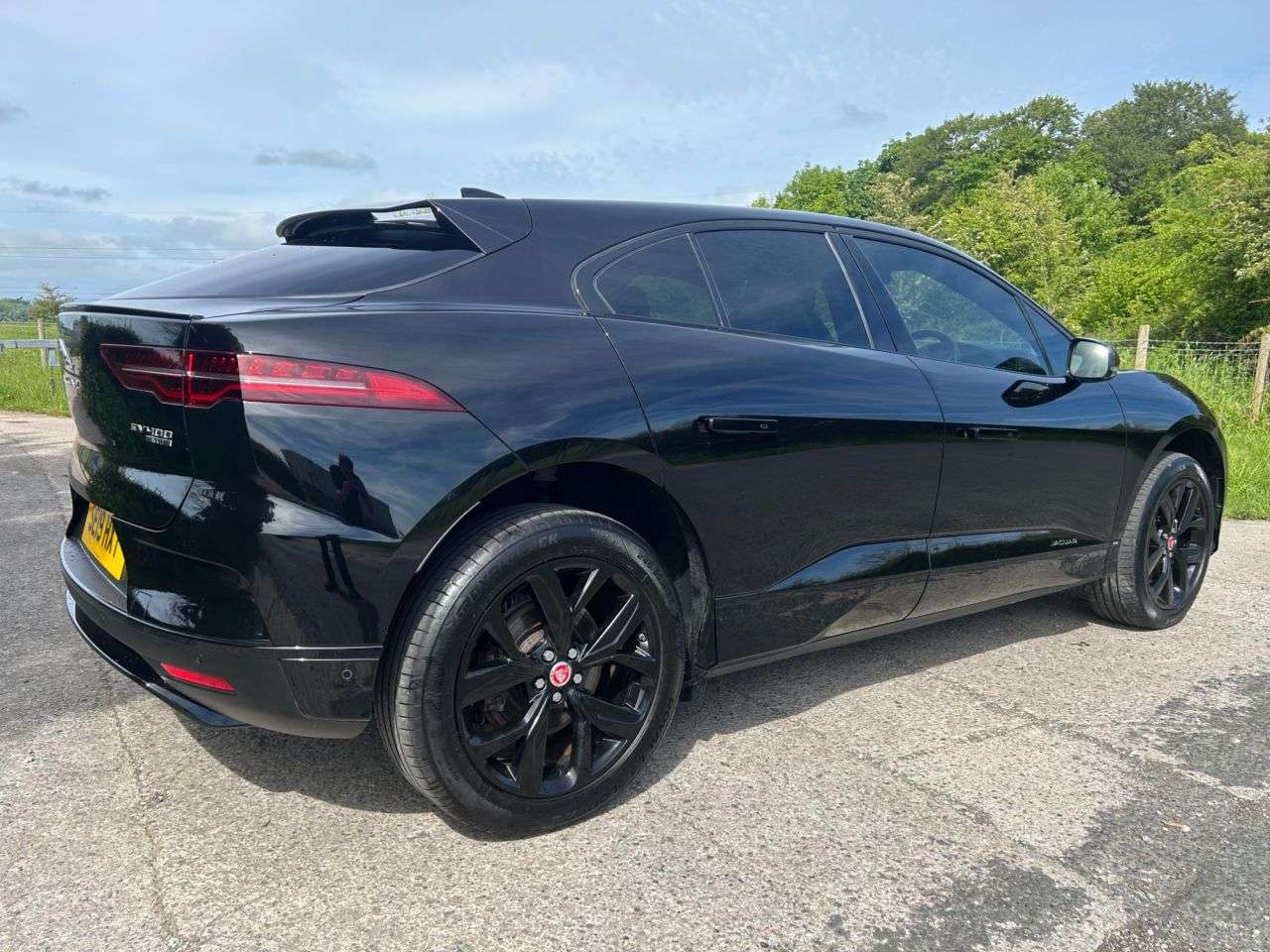 A 2019 JAGUAR I-PACE 400 90kWh SE SUV 5dr Electric Auto 4WD (400 ps) A 2019 JAGUAR I-PACE 400 90kWh SE SUV 5dr Electric Auto 4WD (400 ps)