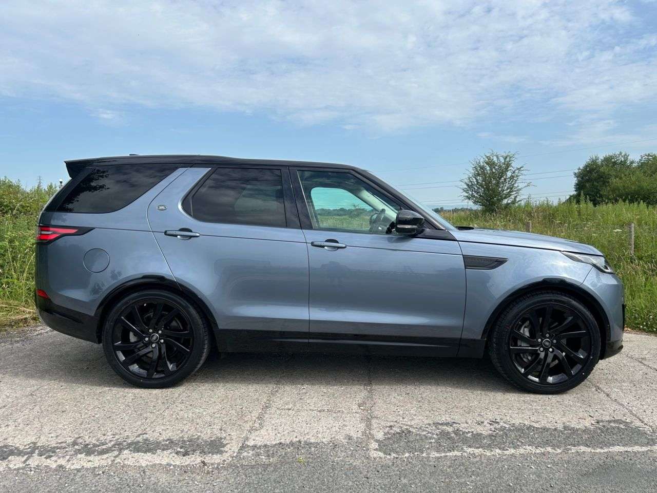 A 2018 LAND ROVER DISCOVERY 3.0 SD V6 HSE Luxury SUV 5dr Diesel Auto 4WD Euro 6 (s/s) (306 ps) A 2018 LAND ROVER DISCOVERY 3.0 SD V6 HSE Luxury SUV 5dr Diesel Auto 4WD Euro 6 (s/s) (306 ps)
