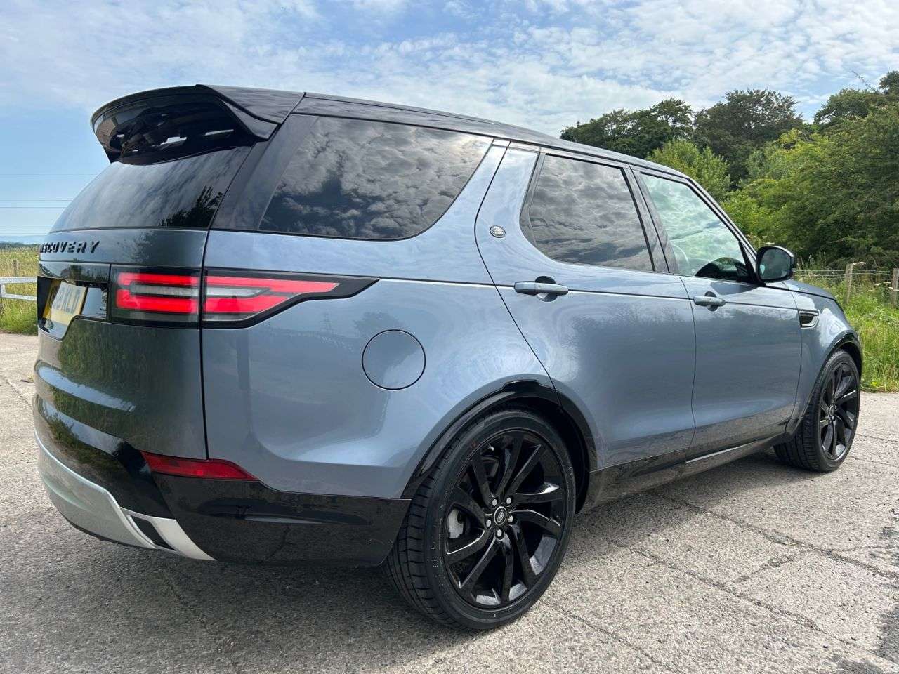 A 2018 LAND ROVER DISCOVERY 3.0 SD V6 HSE Luxury SUV 5dr Diesel Auto 4WD Euro 6 (s/s) (306 ps) A 2018 LAND ROVER DISCOVERY 3.0 SD V6 HSE Luxury SUV 5dr Diesel Auto 4WD Euro 6 (s/s) (306 ps)