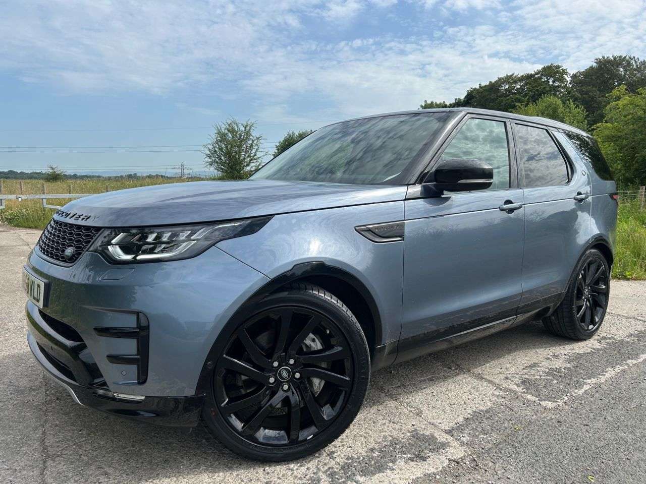 A 2018 LAND ROVER DISCOVERY 3.0 SD V6 HSE Luxury SUV 5dr Diesel Auto 4WD Euro 6 (s/s) (306 ps) A 2018 LAND ROVER DISCOVERY 3.0 SD V6 HSE Luxury SUV 5dr Diesel Auto 4WD Euro 6 (s/s) (306 ps)