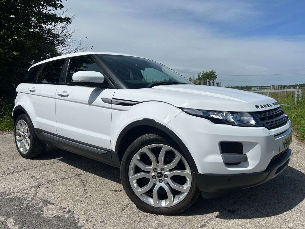 A 2013 LAND ROVER RANGE ROVER EVOQUE 2.2 SD4 Pure Tech SUV 5dr Diesel Auto 4WD Euro 5 (s/s) (190 ps) A 2013 LAND ROVER RANGE ROVER EVOQUE 2.2 SD4 Pure Tech SUV 5dr Diesel Auto 4WD Euro 5 (s/s) (190 ps)