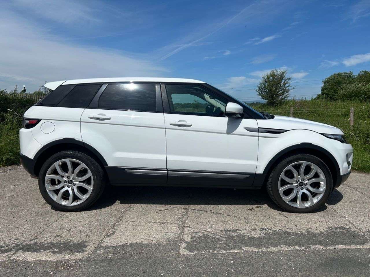 A 2013 LAND ROVER RANGE ROVER EVOQUE 2.2 SD4 Pure Tech SUV 5dr Diesel Auto 4WD Euro 5 (s/s) (190 ps) A 2013 LAND ROVER RANGE ROVER EVOQUE 2.2 SD4 Pure Tech SUV 5dr Diesel Auto 4WD Euro 5 (s/s) (190 ps)