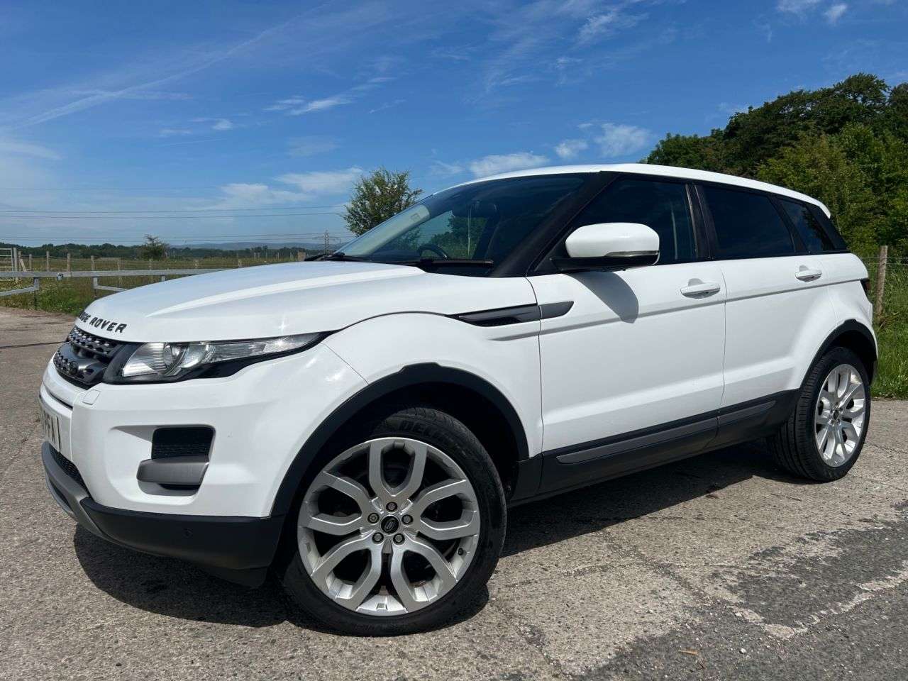 A 2013 LAND ROVER RANGE ROVER EVOQUE 2.2 SD4 Pure Tech SUV 5dr Diesel Auto 4WD Euro 5 (s/s) (190 ps) A 2013 LAND ROVER RANGE ROVER EVOQUE 2.2 SD4 Pure Tech SUV 5dr Diesel Auto 4WD Euro 5 (s/s) (190 ps)