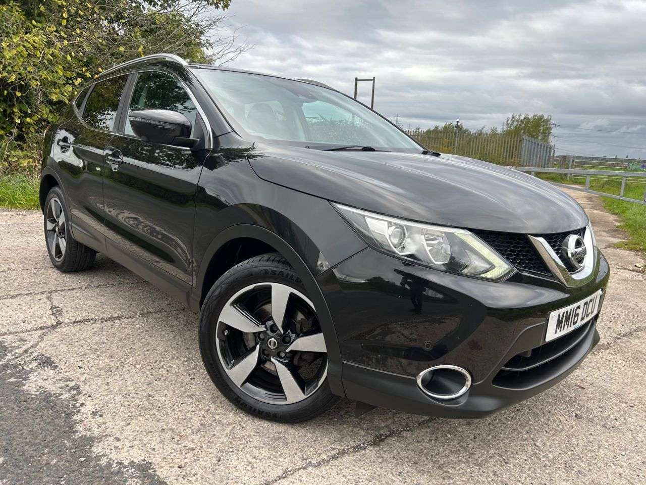 A 2016 NISSAN QASHQAI 1.5 dCi N-Connecta SUV 5dr Diesel Manual 2WD Euro 6 (s/s) (110 ps) GLASS RO A 2016 NISSAN QASHQAI 1.5 dCi N-Connecta SUV 5dr Diesel Manual 2WD Euro 6 (s/s) (110 ps) GLASS RO