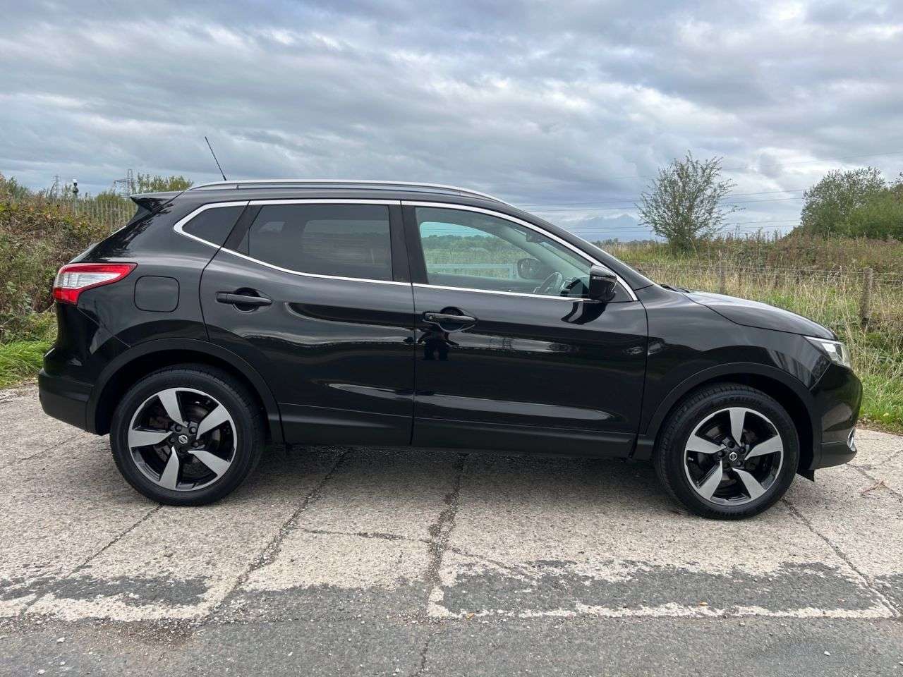 A 2016 NISSAN QASHQAI 1.5 dCi N-Connecta SUV 5dr Diesel Manual 2WD Euro 6 (s/s) (110 ps) GLASS RO A 2016 NISSAN QASHQAI 1.5 dCi N-Connecta SUV 5dr Diesel Manual 2WD Euro 6 (s/s) (110 ps) GLASS RO