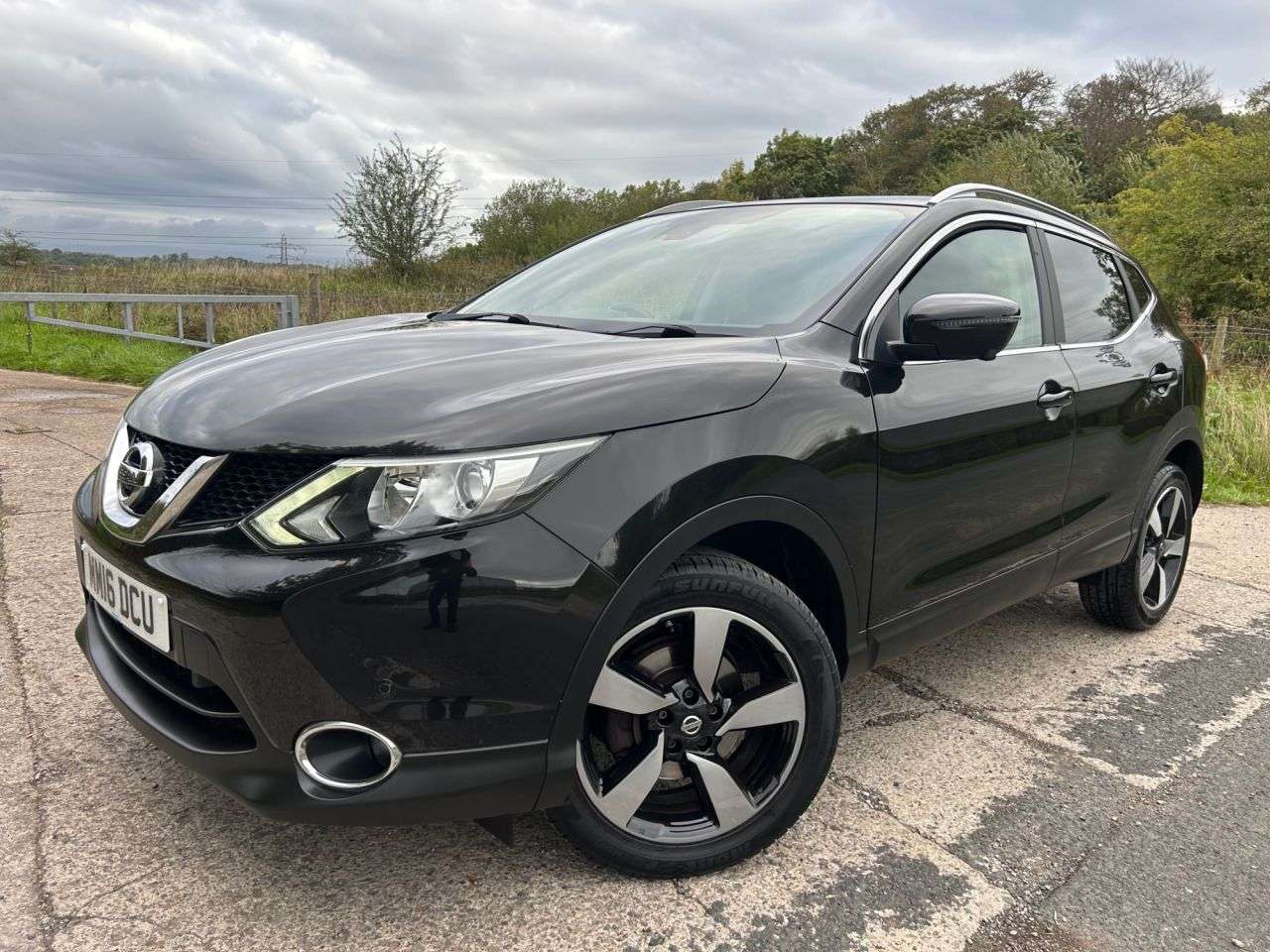 A 2016 NISSAN QASHQAI 1.5 dCi N-Connecta SUV 5dr Diesel Manual 2WD Euro 6 (s/s) (110 ps) GLASS RO A 2016 NISSAN QASHQAI 1.5 dCi N-Connecta SUV 5dr Diesel Manual 2WD Euro 6 (s/s) (110 ps) GLASS RO