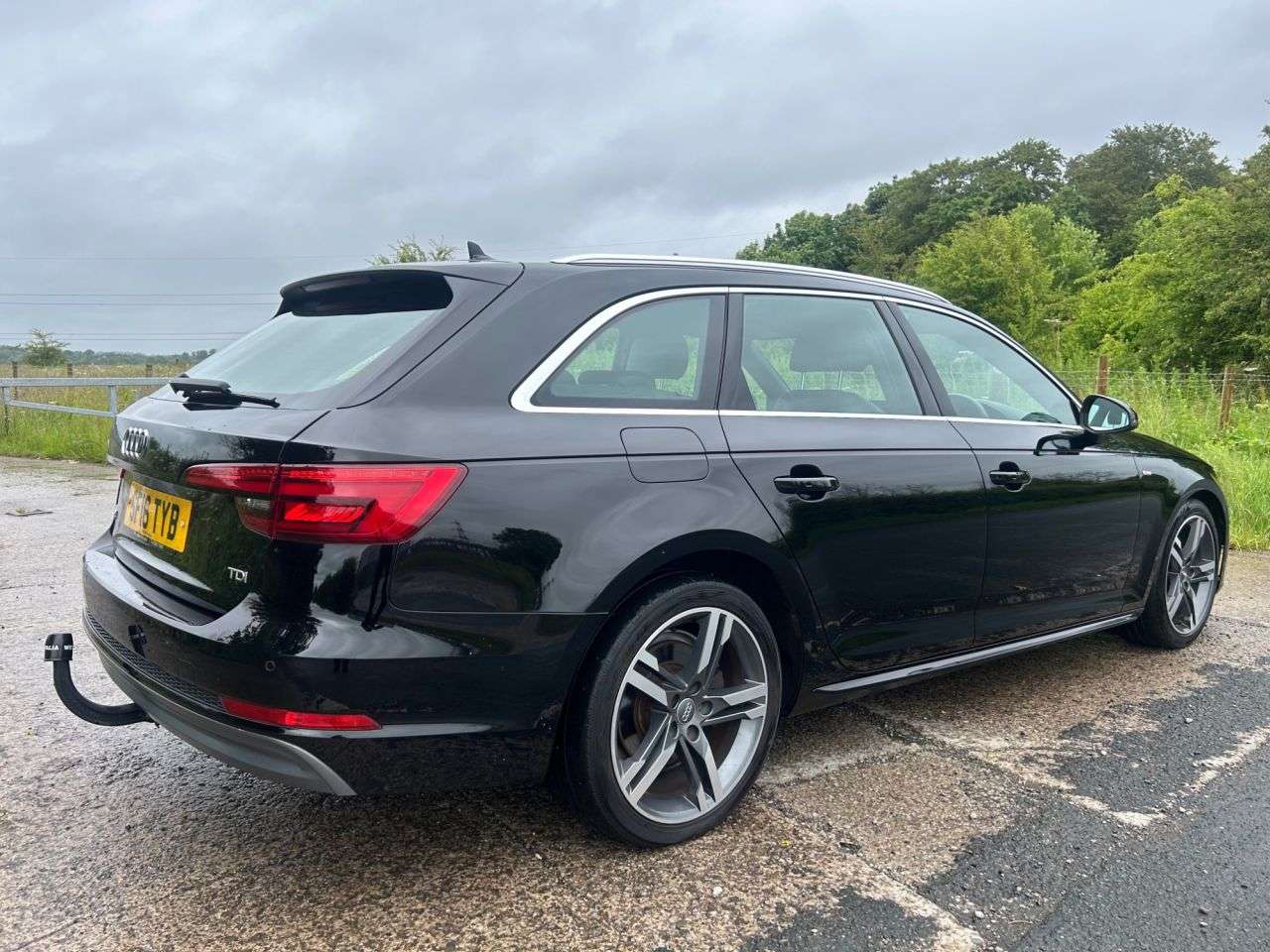 A 2016 AUDI A4 AVANT 2.0 TDI S line Estate 5dr Diesel Manual Euro 6 (s/s) (150 ps) ELECTRIC TAIL A 2016 AUDI A4 AVANT 2.0 TDI S line Estate 5dr Diesel Manual Euro 6 (s/s) (150 ps) ELECTRIC TAIL
