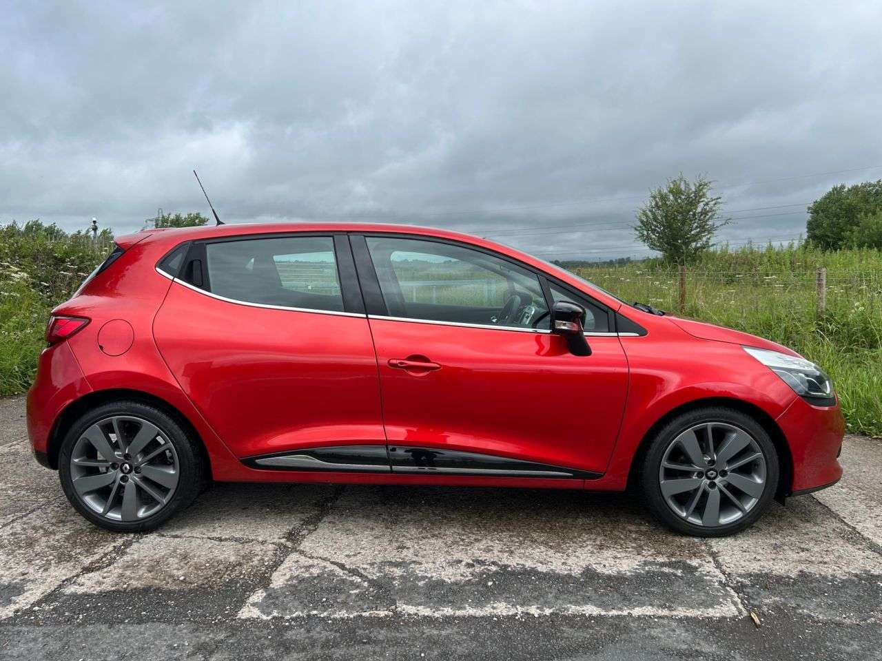 A 2015 RENAULT CLIO 0.9 TCe Dynamique S MediaNav Hatchback 5dr Petrol Manual Euro 5 (s/s) (90 p A 2015 RENAULT CLIO 0.9 TCe Dynamique S MediaNav Hatchback 5dr Petrol Manual Euro 5 (s/s) (90 p
