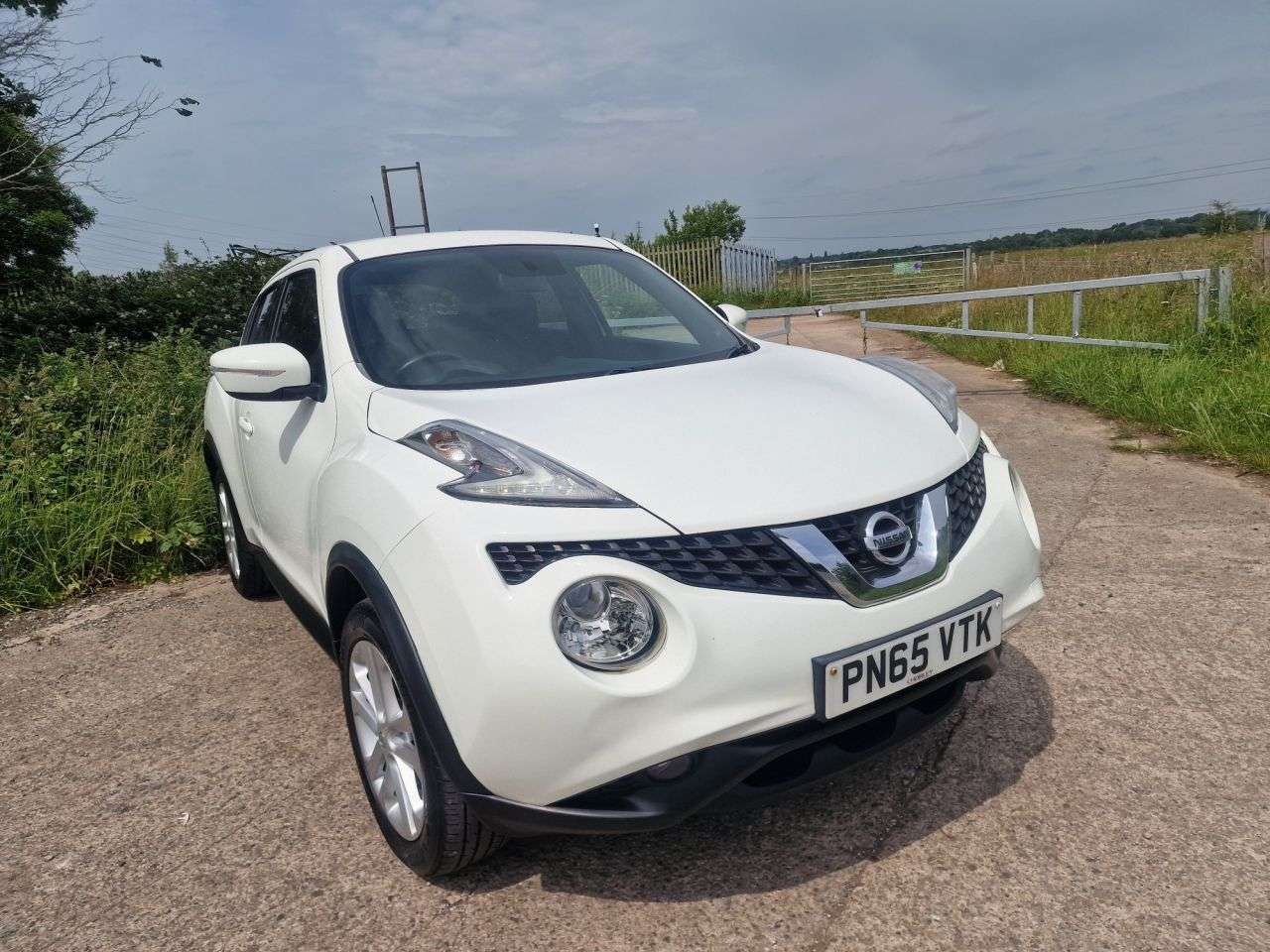 A 2015 NISSAN JUKE 1.2 DIG-T Acenta Premium SUV 5dr Petrol Manual Euro 6 (s/s) (115 ps) A 2015 NISSAN JUKE 1.2 DIG-T Acenta Premium SUV 5dr Petrol Manual Euro 6 (s/s) (115 ps)