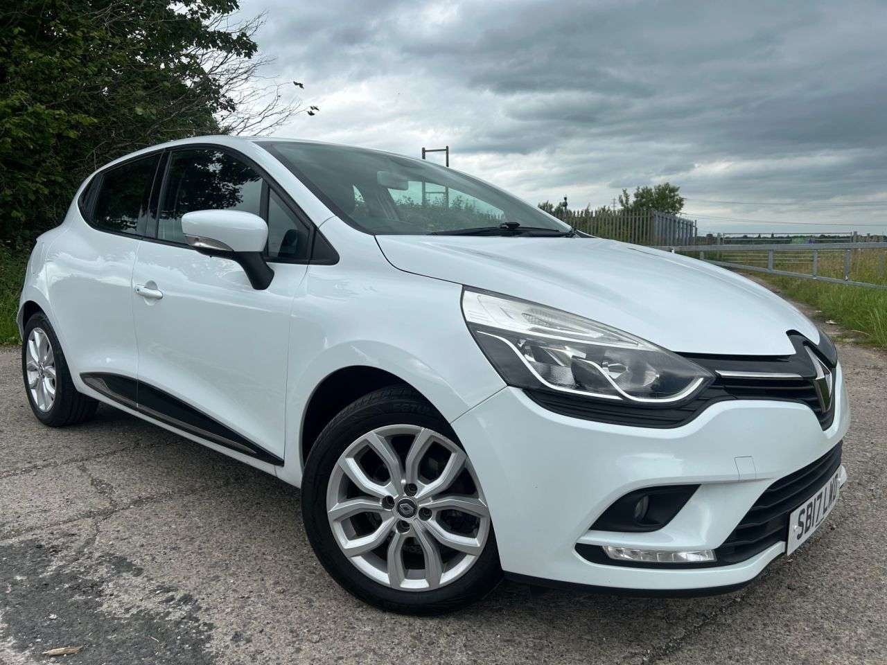 A 2017 RENAULT CLIO 1.2 16V Dynamique Nav Hatchback 5dr Petrol Manual Euro 6 (75 ps) A 2017 RENAULT CLIO 1.2 16V Dynamique Nav Hatchback 5dr Petrol Manual Euro 6 (75 ps)