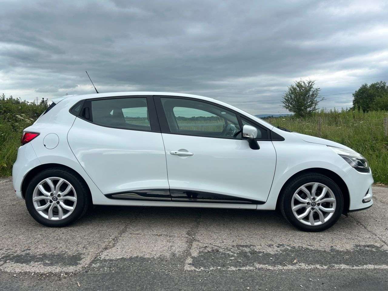 A 2017 RENAULT CLIO 1.2 16V Dynamique Nav Hatchback 5dr Petrol Manual Euro 6 (75 ps) A 2017 RENAULT CLIO 1.2 16V Dynamique Nav Hatchback 5dr Petrol Manual Euro 6 (75 ps)