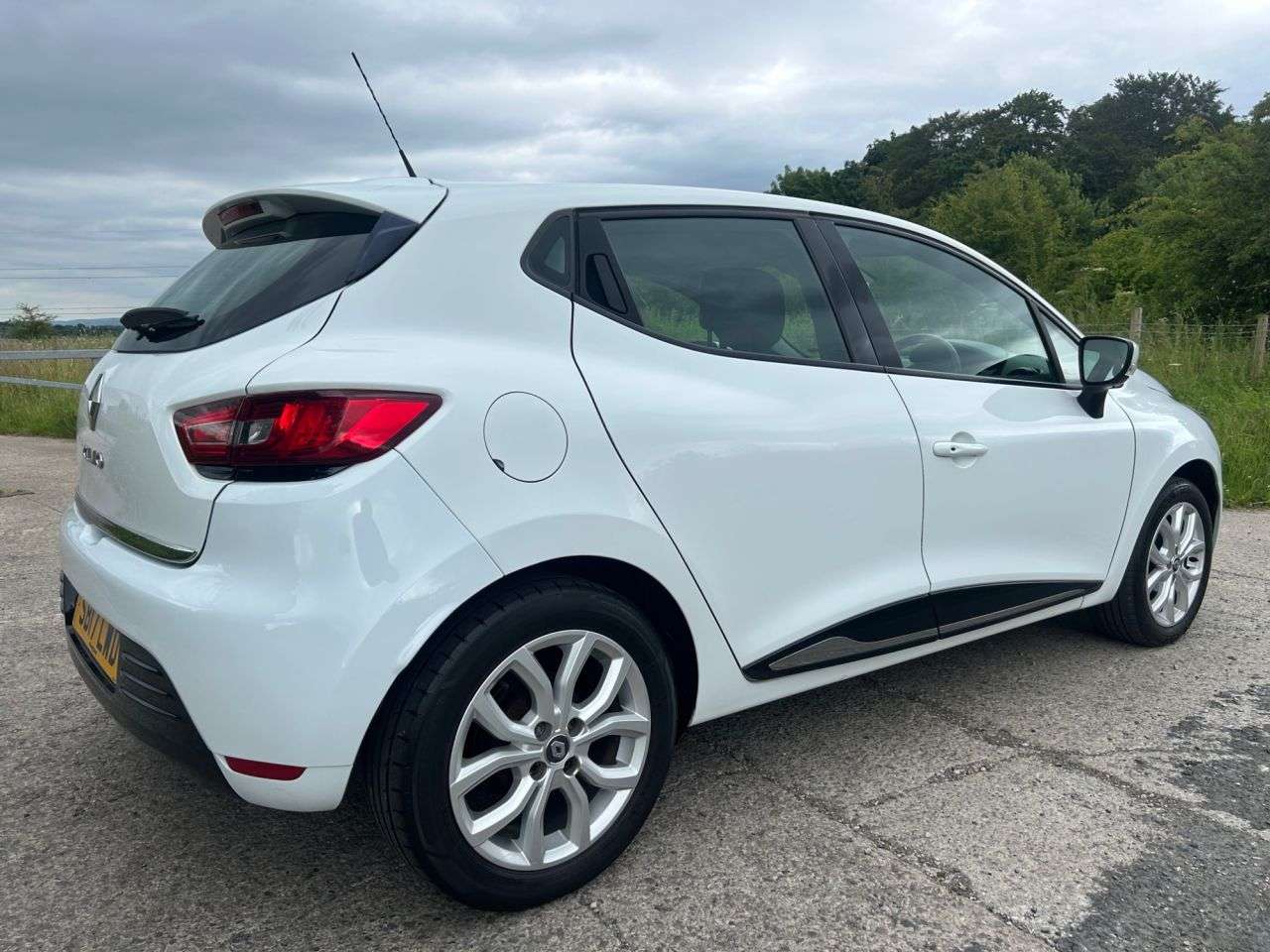 A 2017 RENAULT CLIO 1.2 16V Dynamique Nav Hatchback 5dr Petrol Manual Euro 6 (75 ps) A 2017 RENAULT CLIO 1.2 16V Dynamique Nav Hatchback 5dr Petrol Manual Euro 6 (75 ps)