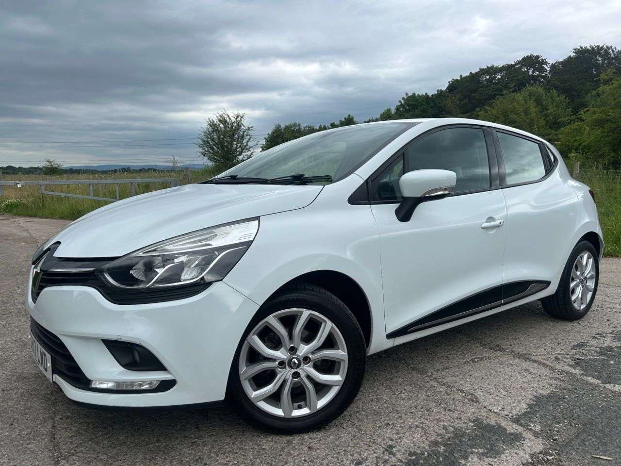 A 2017 RENAULT CLIO 1.2 16V Dynamique Nav Hatchback 5dr Petrol Manual Euro 6 (75 ps) A 2017 RENAULT CLIO 1.2 16V Dynamique Nav Hatchback 5dr Petrol Manual Euro 6 (75 ps)