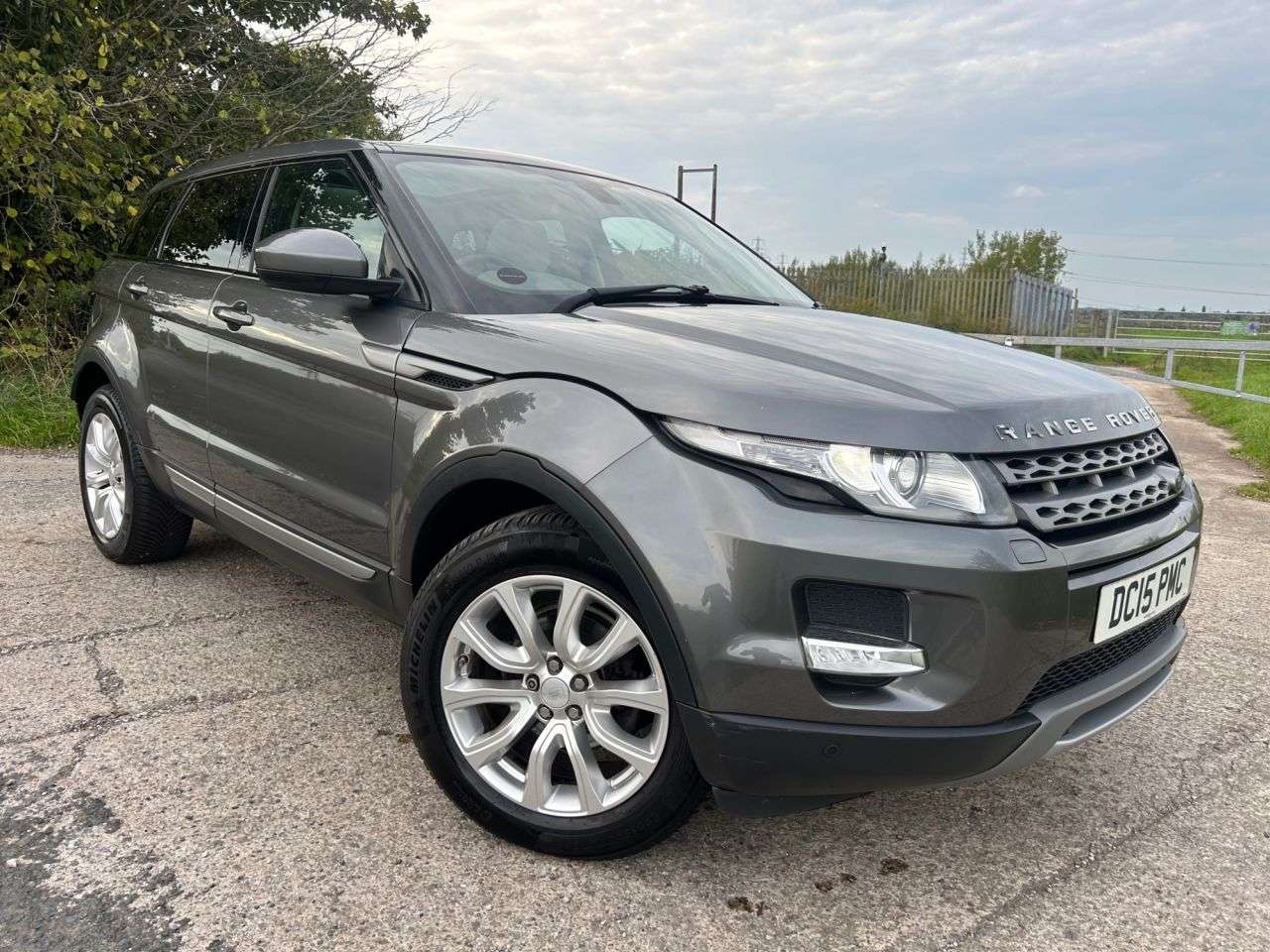 A 2015 LAND ROVER RANGE ROVER EVOQUE 2.2 SD4 Pure Tech SUV 5dr Diesel Auto 4WD Euro 5 (s/s) (190 ps) A 2015 LAND ROVER RANGE ROVER EVOQUE 2.2 SD4 Pure Tech SUV 5dr Diesel Auto 4WD Euro 5 (s/s) (190 ps)