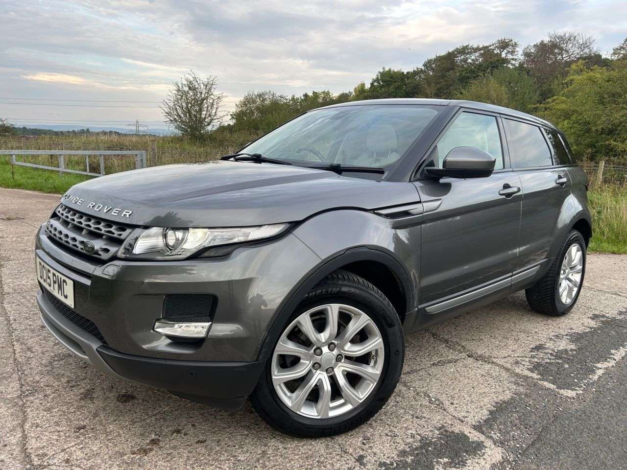A 2015 LAND ROVER RANGE ROVER EVOQUE 2.2 SD4 Pure Tech SUV 5dr Diesel Auto 4WD Euro 5 (s/s) (190 ps) A 2015 LAND ROVER RANGE ROVER EVOQUE 2.2 SD4 Pure Tech SUV 5dr Diesel Auto 4WD Euro 5 (s/s) (190 ps)