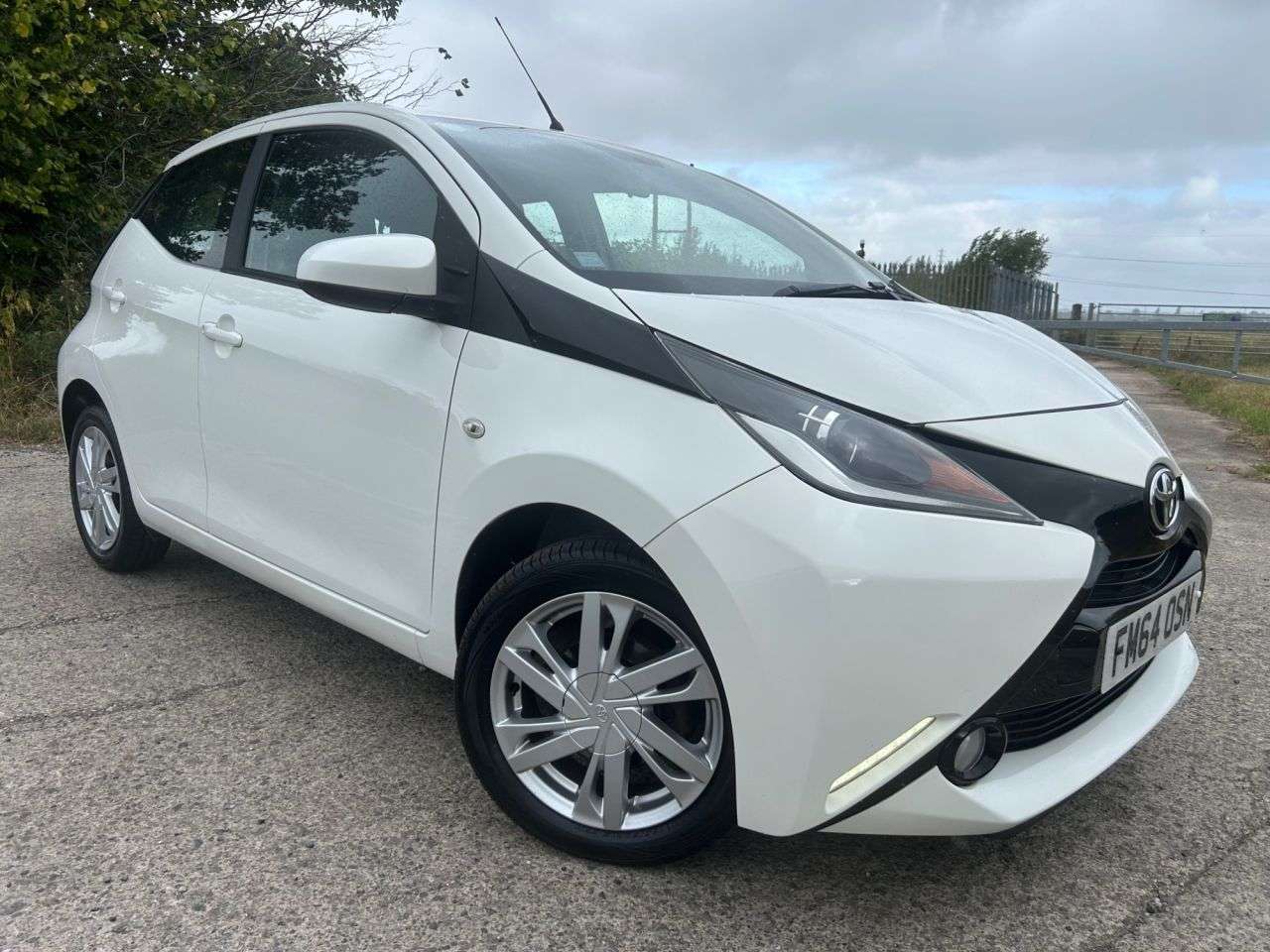 A 2015 TOYOTA AYGO 1.0 VVT-i x-pression Hatchback 5dr Petrol Manual Euro 5 Euro 5 (68 ps) A 2015 TOYOTA AYGO 1.0 VVT-i x-pression Hatchback 5dr Petrol Manual Euro 5 Euro 5 (68 ps)