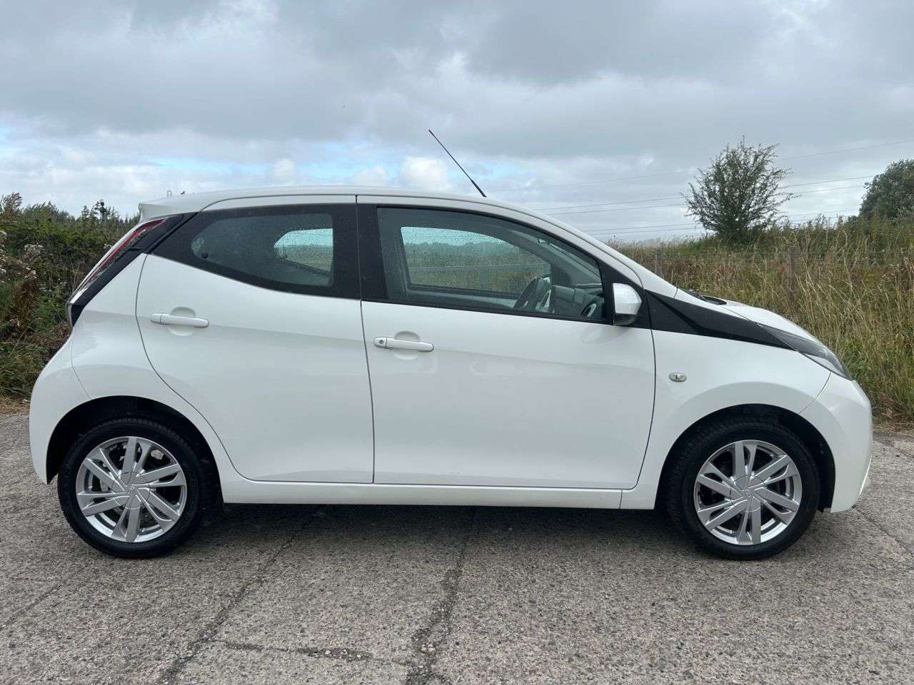 A 2015 TOYOTA AYGO 1.0 VVT-i x-pression Hatchback 5dr Petrol Manual Euro 5 Euro 5 (68 ps) A 2015 TOYOTA AYGO 1.0 VVT-i x-pression Hatchback 5dr Petrol Manual Euro 5 Euro 5 (68 ps)