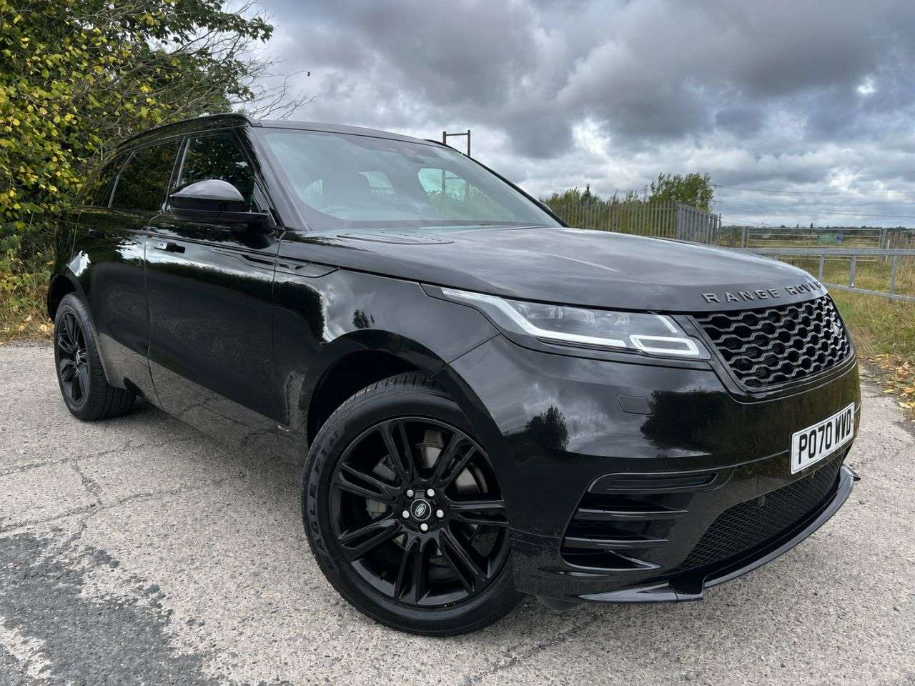 A 2020 LAND ROVER RANGE ROVER VELAR 2.0 D180 R-Dynamic S SUV 5dr Diesel Auto 4WD Euro 6 (s/s) (180 ps) A 2020 LAND ROVER RANGE ROVER VELAR 2.0 D180 R-Dynamic S SUV 5dr Diesel Auto 4WD Euro 6 (s/s) (180 ps)