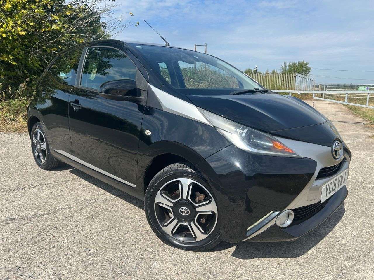 A 2015 TOYOTA AYGO 1.0 VVT-i x-clusiv Hatchback 5dr Petrol Manual Euro 5 Euro 5 (68 ps) REAR V A 2015 TOYOTA AYGO 1.0 VVT-i x-clusiv Hatchback 5dr Petrol Manual Euro 5 Euro 5 (68 ps) REAR V
