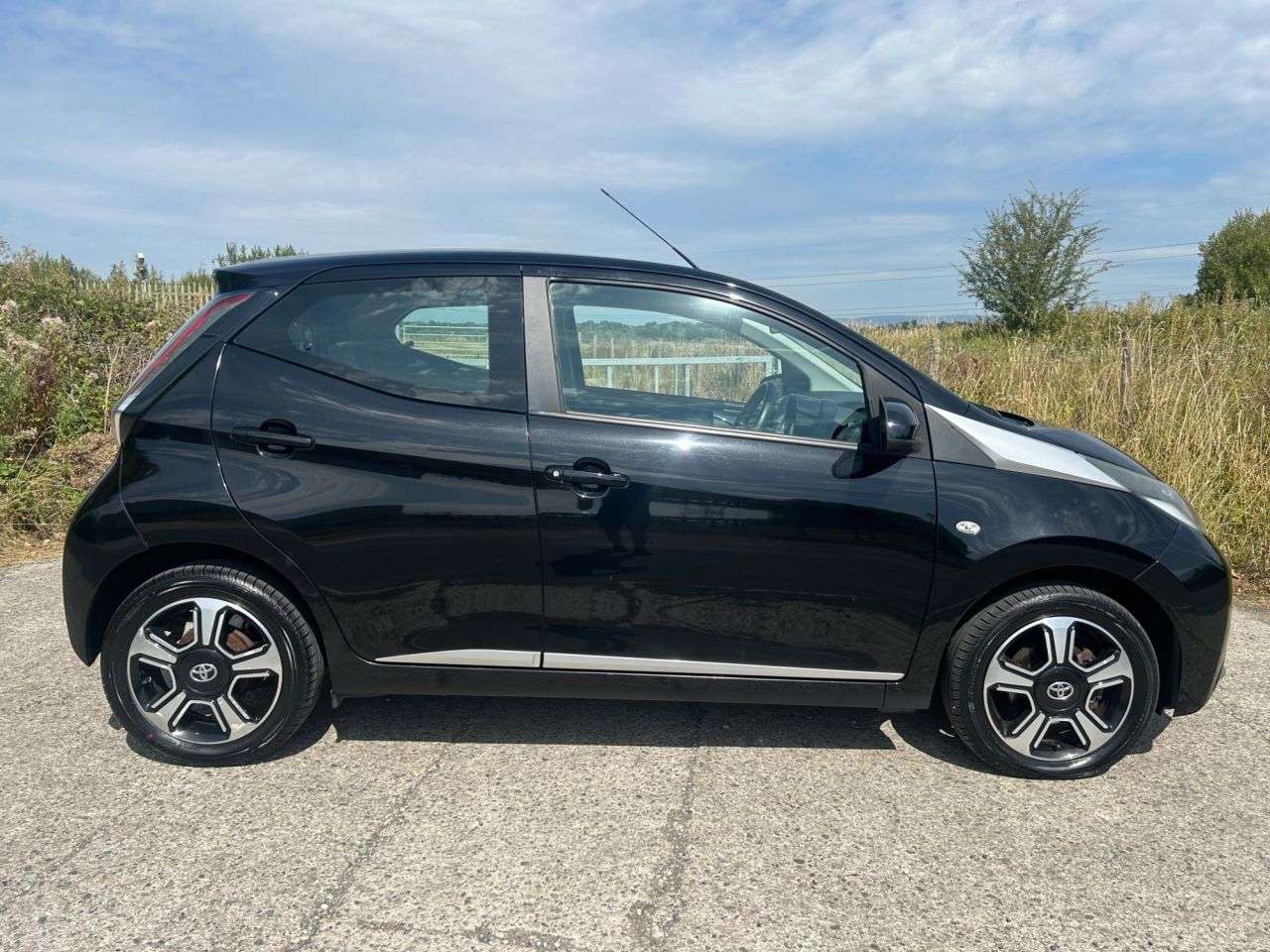 A 2015 TOYOTA AYGO 1.0 VVT-i x-clusiv Hatchback 5dr Petrol Manual Euro 5 Euro 5 (68 ps) REAR V A 2015 TOYOTA AYGO 1.0 VVT-i x-clusiv Hatchback 5dr Petrol Manual Euro 5 Euro 5 (68 ps) REAR V