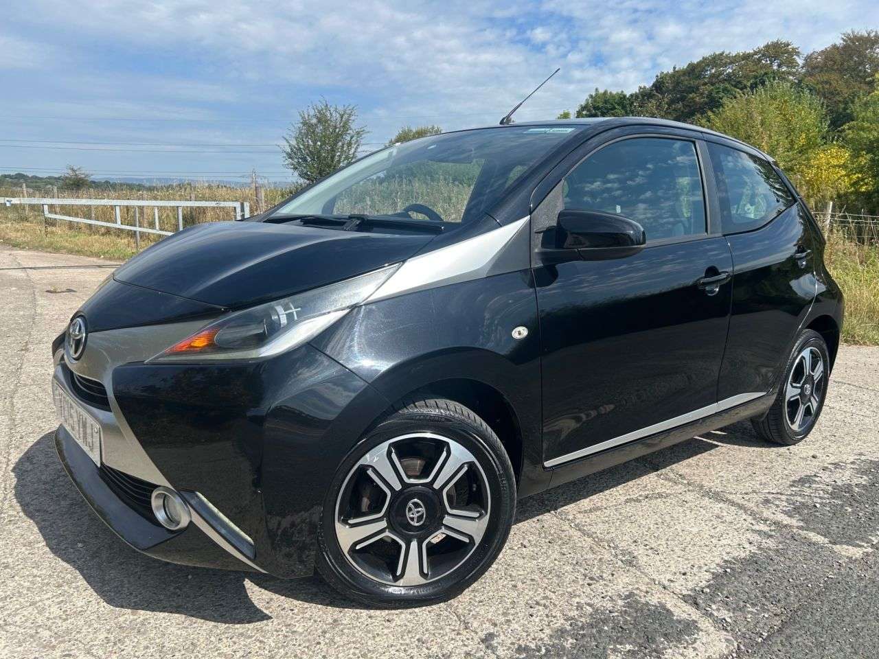A 2015 TOYOTA AYGO 1.0 VVT-i x-clusiv Hatchback 5dr Petrol Manual Euro 5 Euro 5 (68 ps) REAR V A 2015 TOYOTA AYGO 1.0 VVT-i x-clusiv Hatchback 5dr Petrol Manual Euro 5 Euro 5 (68 ps) REAR V