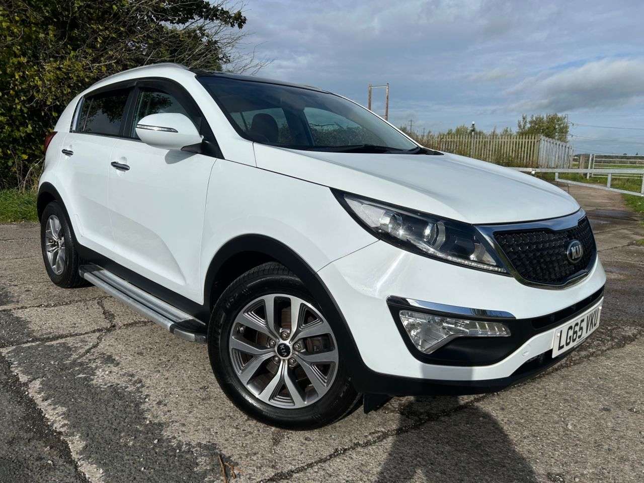 A 2015 KIA SPORTAGE 1.7 CRDi EcoDynamics 2 SUV 5dr Diesel Manual 2WD Euro 6 (s/s) (114 bhp) A 2015 KIA SPORTAGE 1.7 CRDi EcoDynamics 2 SUV 5dr Diesel Manual 2WD Euro 6 (s/s) (114 bhp)