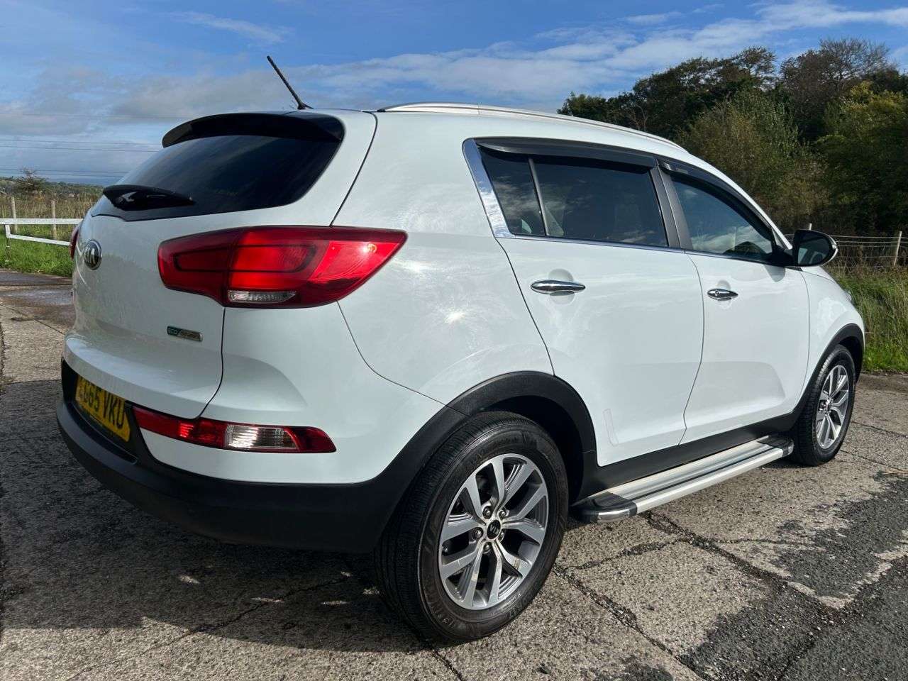 A 2015 KIA SPORTAGE 1.7 CRDi EcoDynamics 2 SUV 5dr Diesel Manual 2WD Euro 6 (s/s) (114 bhp) A 2015 KIA SPORTAGE 1.7 CRDi EcoDynamics 2 SUV 5dr Diesel Manual 2WD Euro 6 (s/s) (114 bhp)