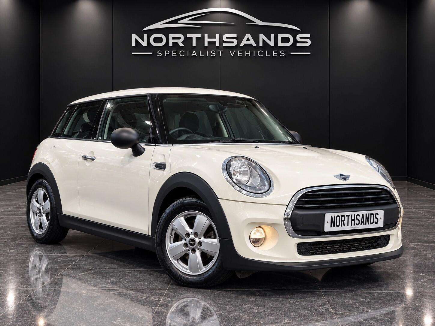 A 2016 MINI HATCH 1.2 One Euro 6 (s/s) 3dr A 2016 MINI HATCH 1.2 One Euro 6 (s/s) 3dr
