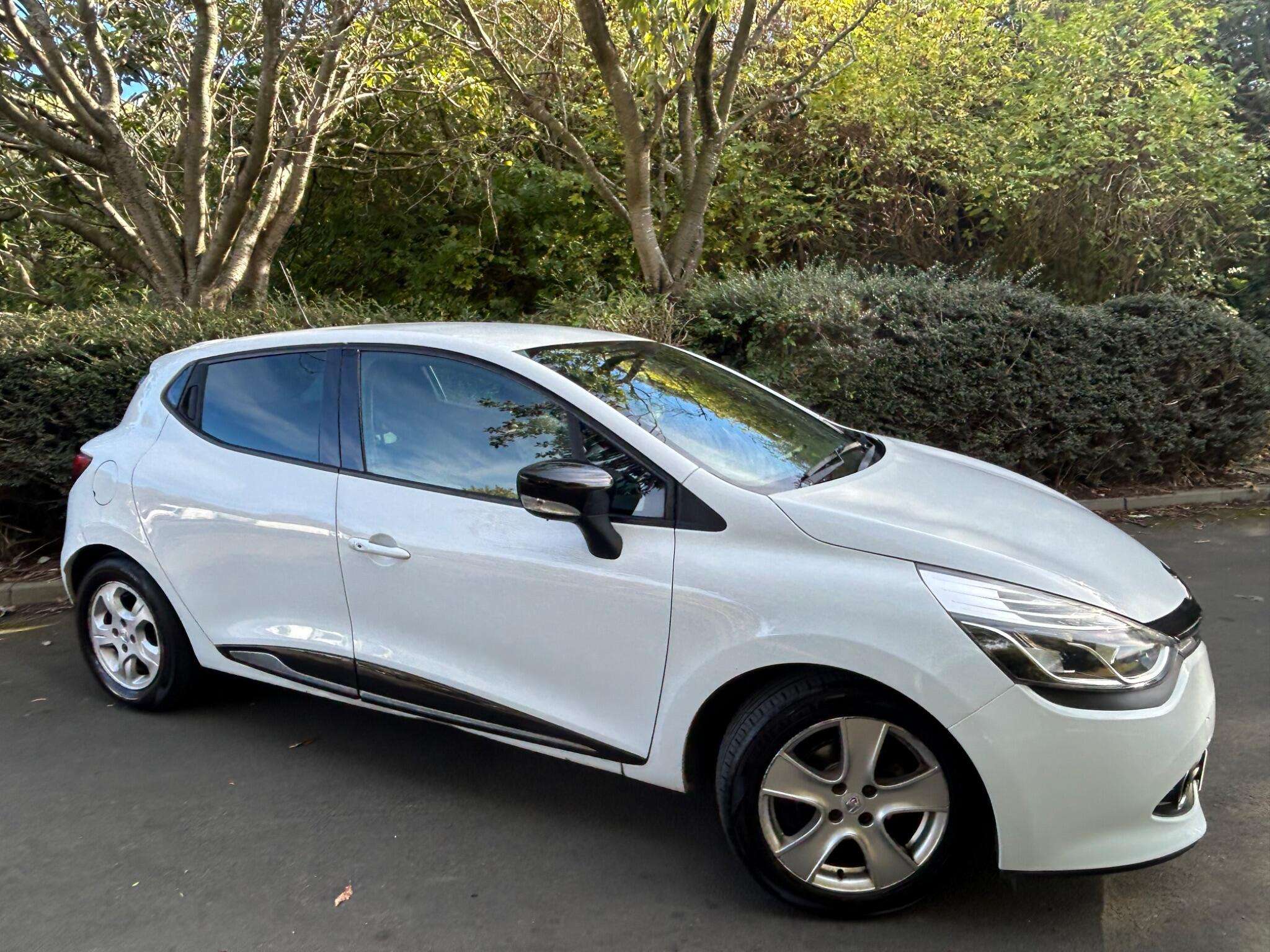 A 2016 RENAULT CLIO 0.9 TCe Dynamique Nav Euro 6 (s/s) 5dr A 2016 RENAULT CLIO 0.9 TCe Dynamique Nav Euro 6 (s/s) 5dr