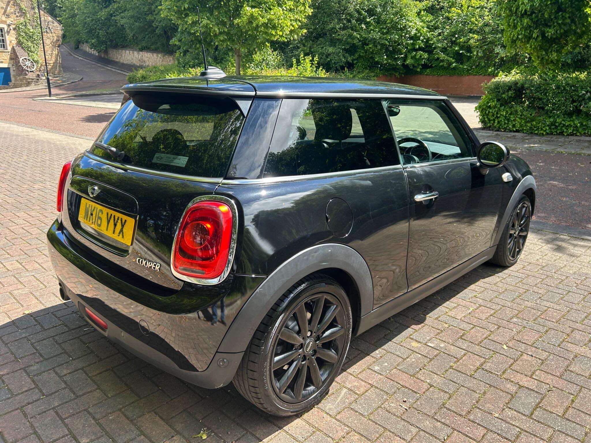 A 2016 MINI HATCH 1.5 Cooper Euro 6 (s/s) 3dr A 2016 MINI HATCH 1.5 Cooper Euro 6 (s/s) 3dr