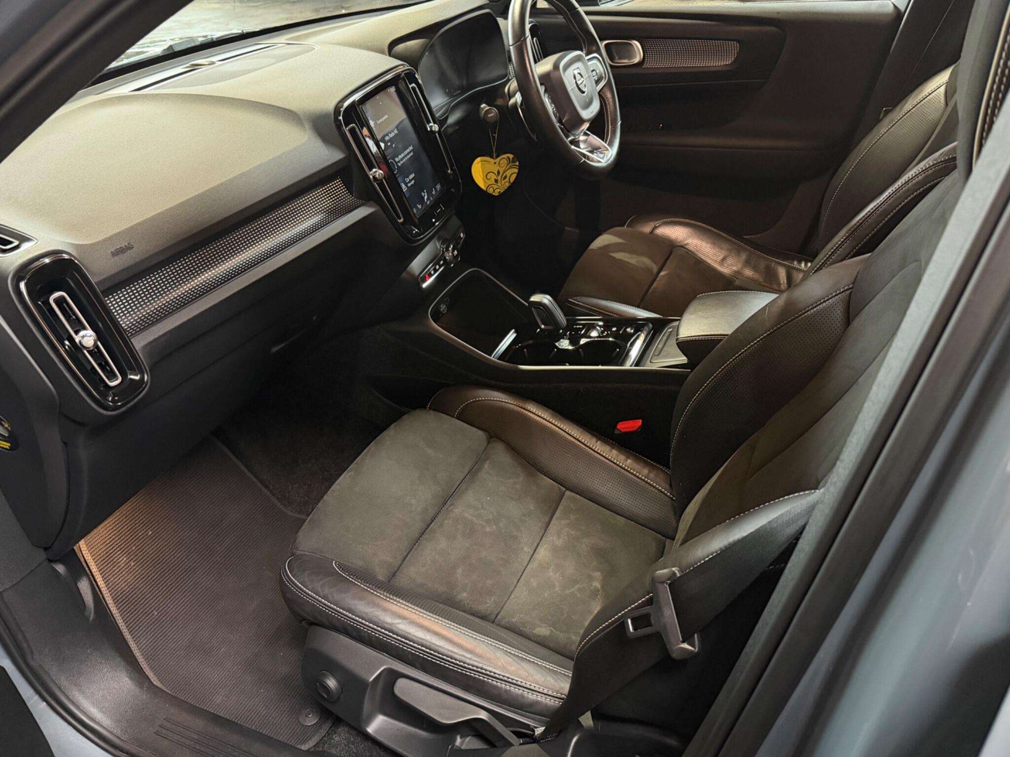 2020 VOLVO XC40 2020 VOLVO XC40