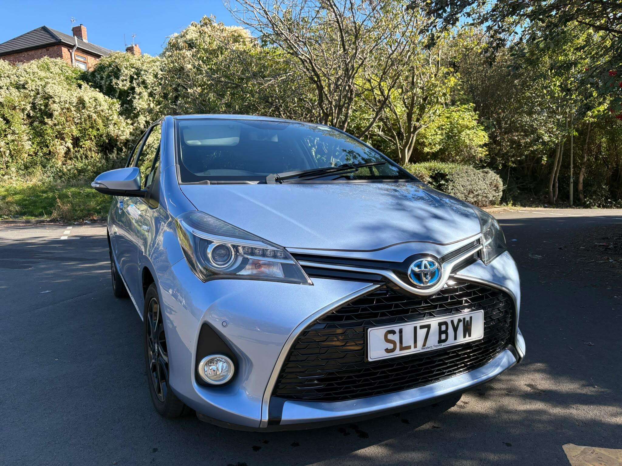 A 2017 TOYOTA YARIS 1.5 VVT-h Design E-CVT Euro 6 5dr A 2017 TOYOTA YARIS 1.5 VVT-h Design E-CVT Euro 6 5dr