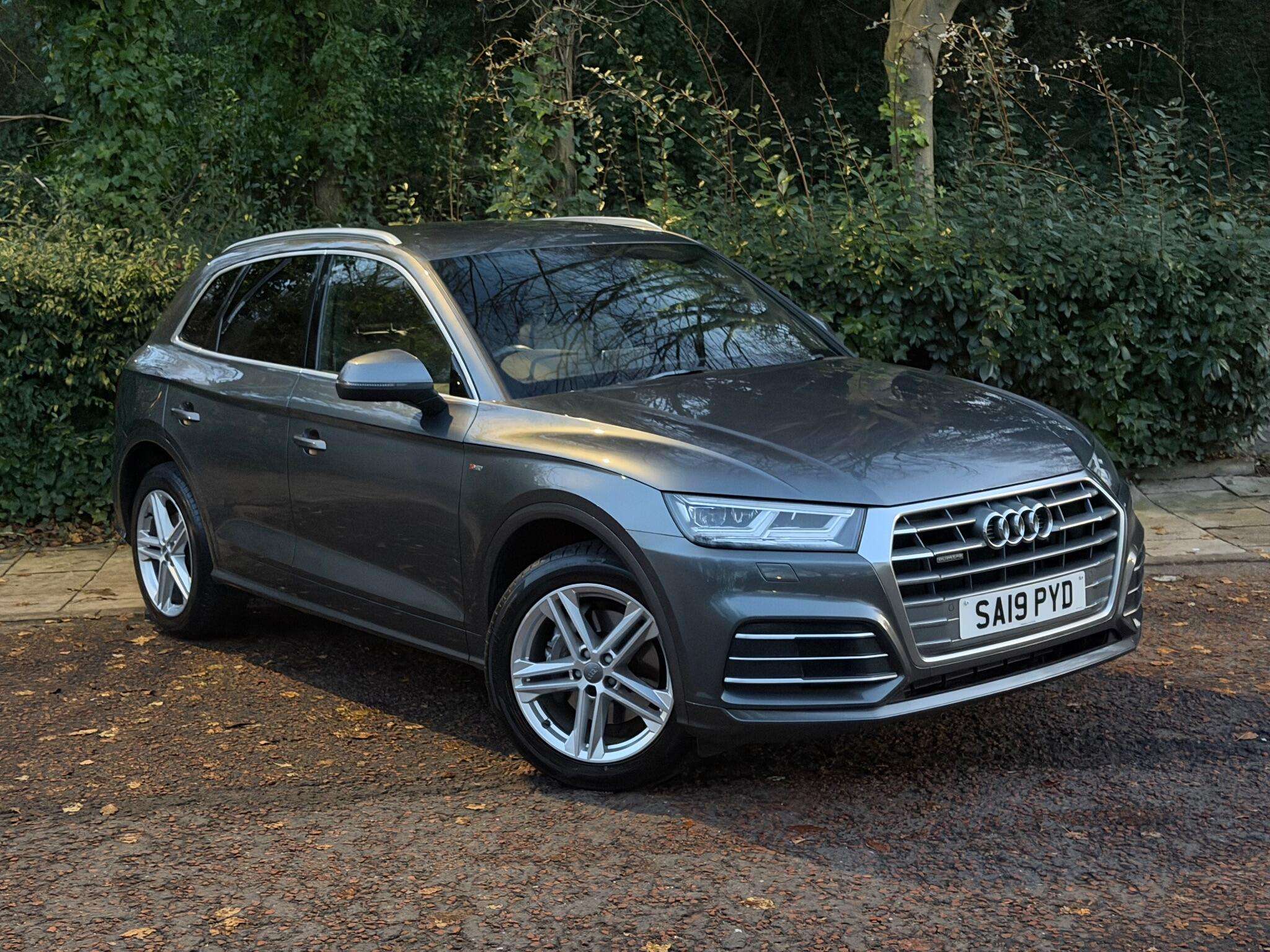 A 2019 AUDI Q5 2.0 TDI 40 S line S Tronic quattro Euro 6 (s/s) 5dr A 2019 AUDI Q5 2.0 TDI 40 S line S Tronic quattro Euro 6 (s/s) 5dr