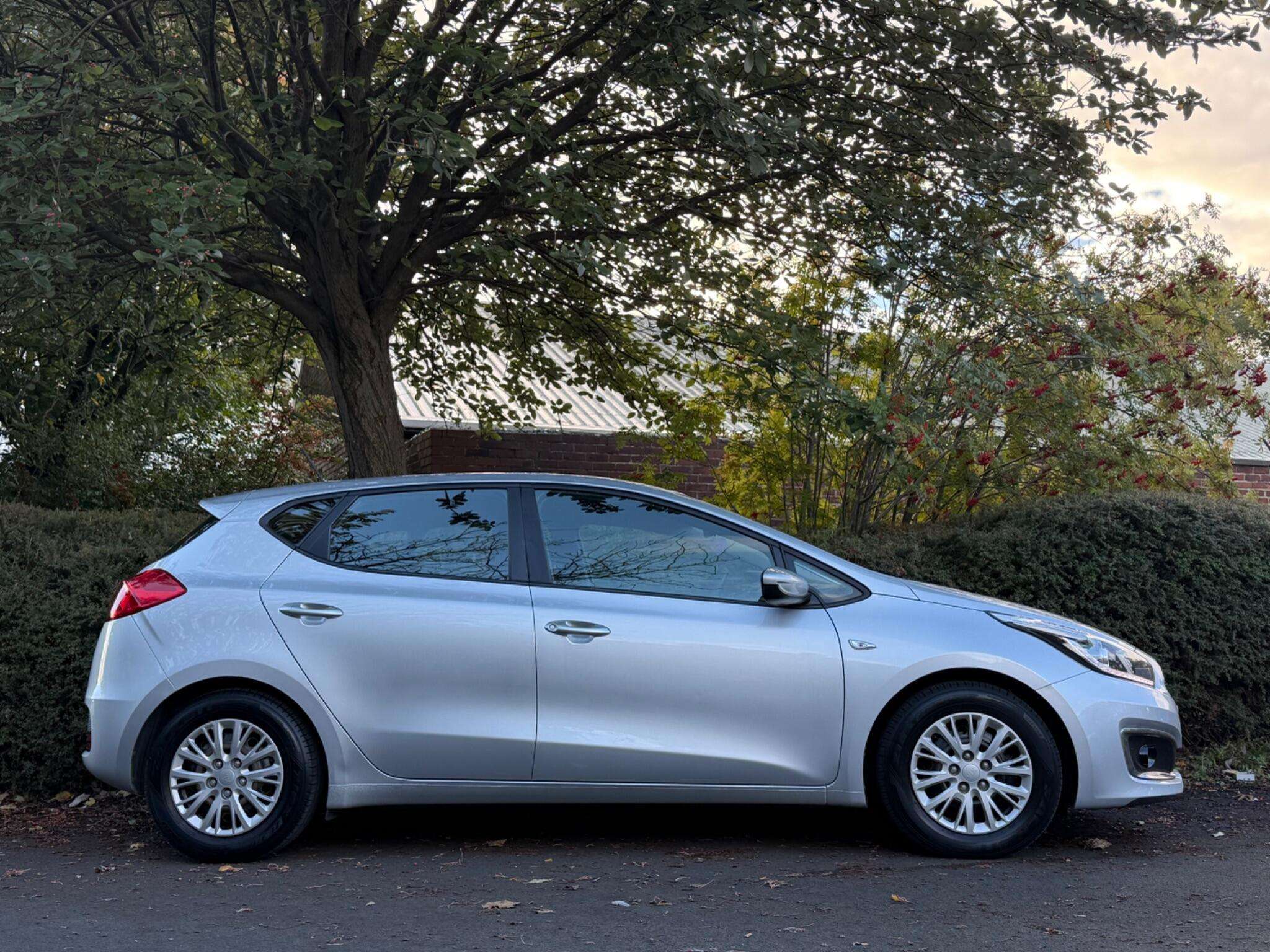A 2017 KIA CEED 1.6 CRDi 1 Euro 6 (s/s) 5dr A 2017 KIA CEED 1.6 CRDi 1 Euro 6 (s/s) 5dr